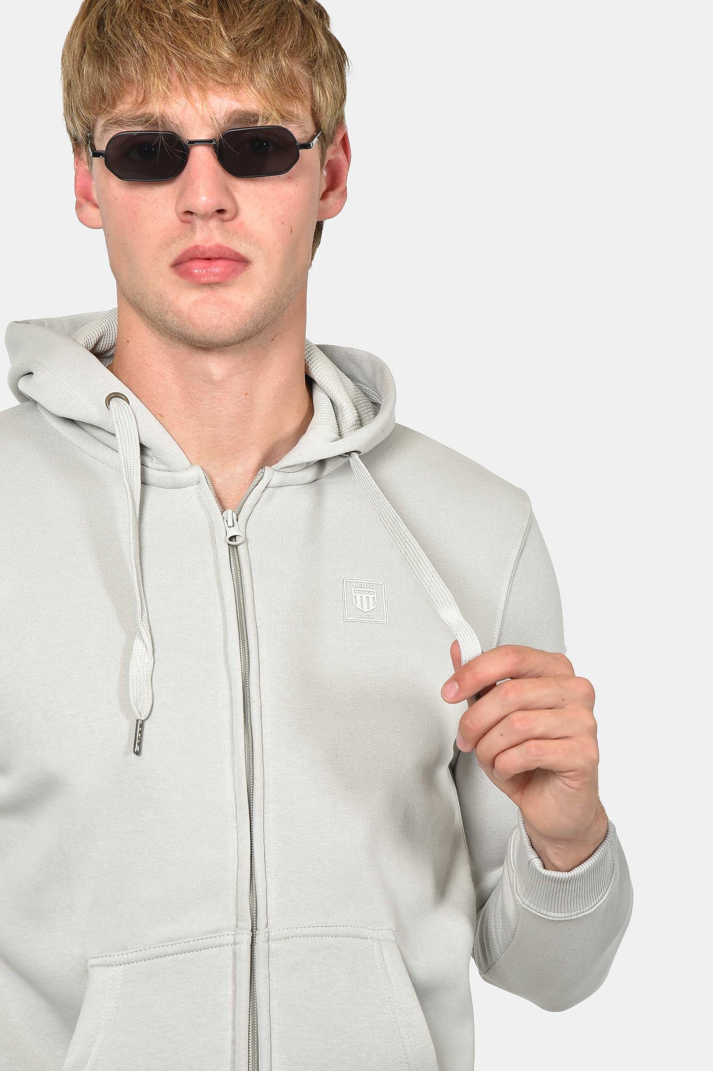 ανδρική-ζακέτα-φούτερ-με-κουκούλα-και-φερμουάρ