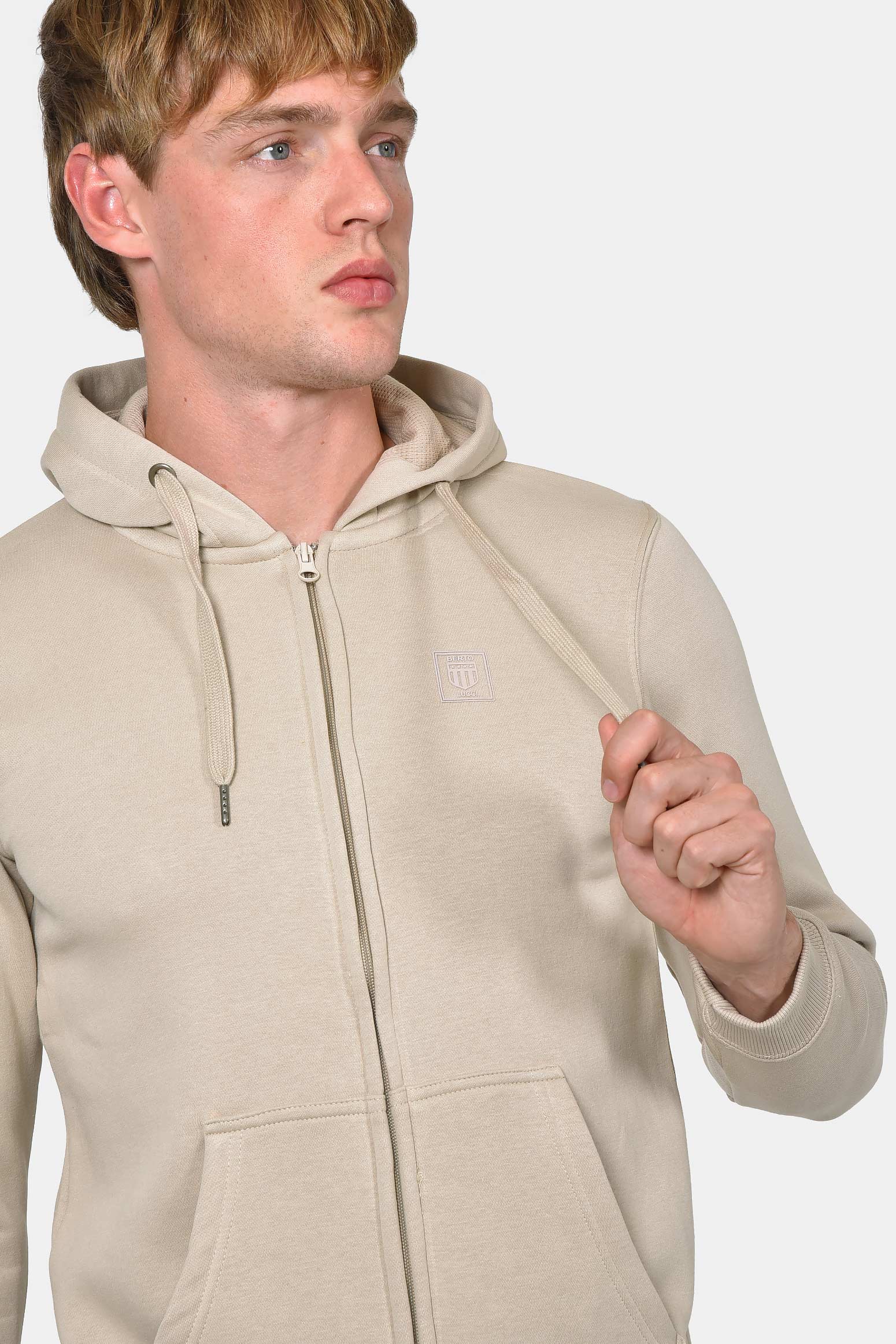 ανδρική-ζακέτα-φούτερ-με-κουκούλα-και-φερμουάρ