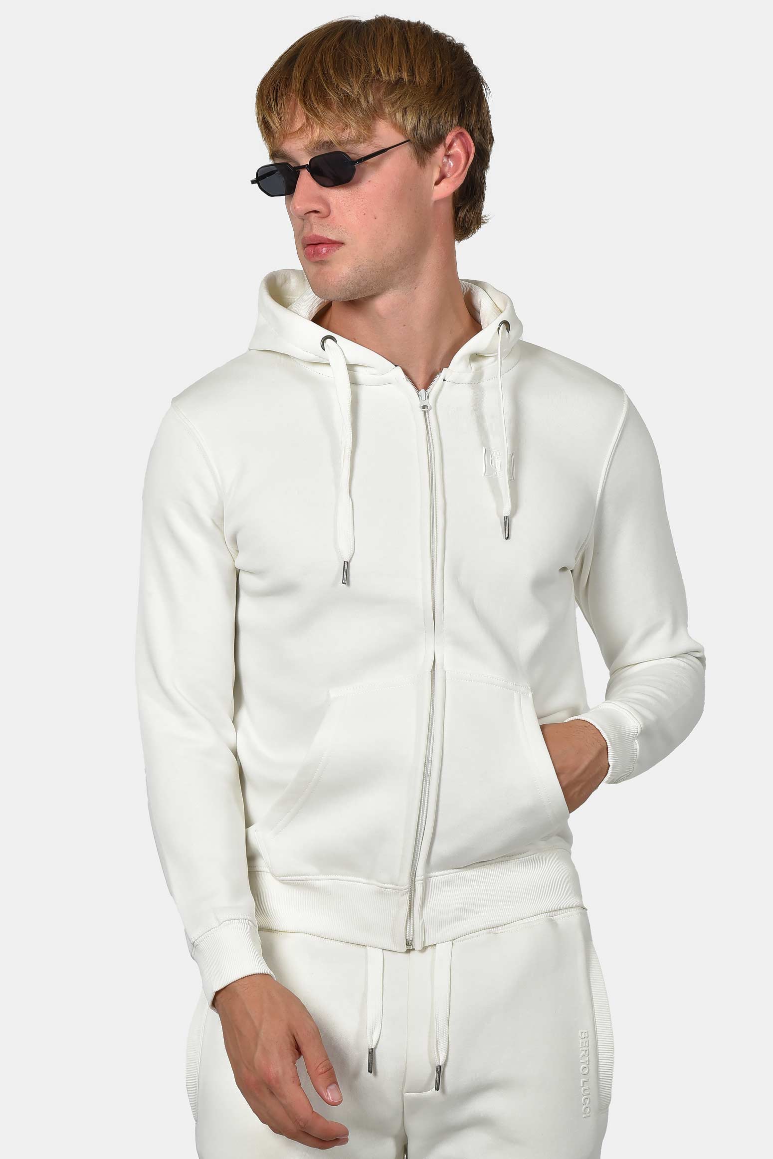 ανδρική-ζακέτα-φούτερ-με-κουκούλα-και-φερμουάρ