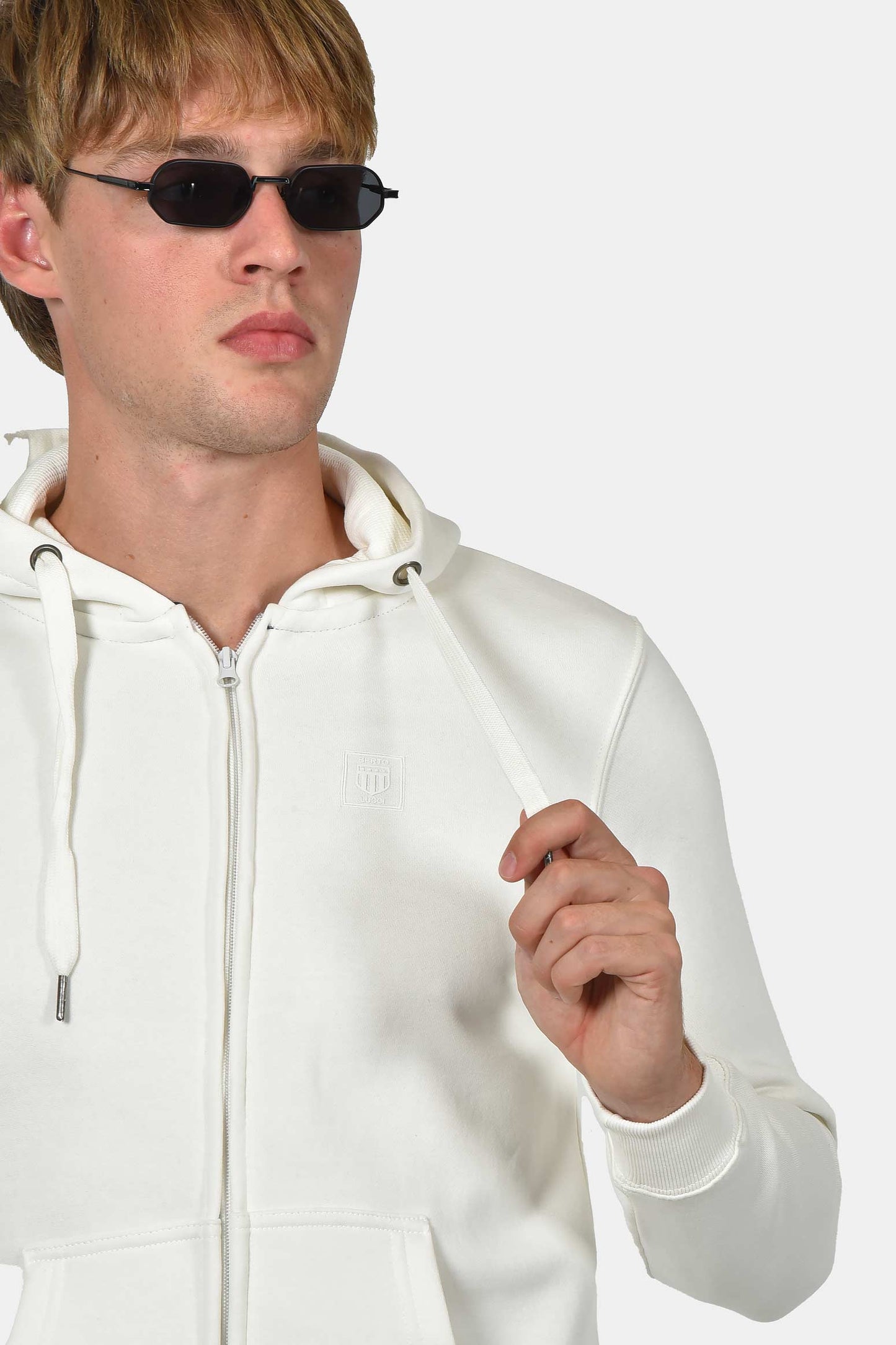 ανδρική-ζακέτα-φούτερ-με-κουκούλα-και-φερμουάρ