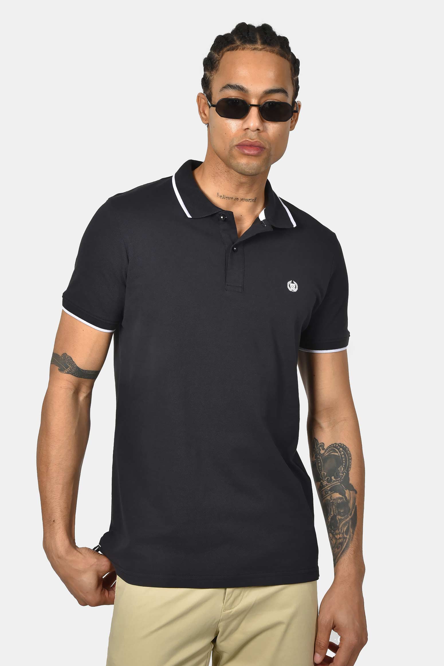 ανδρική-μπλούζα-polo-normal-fit-από-100-βαμβάκι-με-ριγέ-τελειώματα-minimal-logo