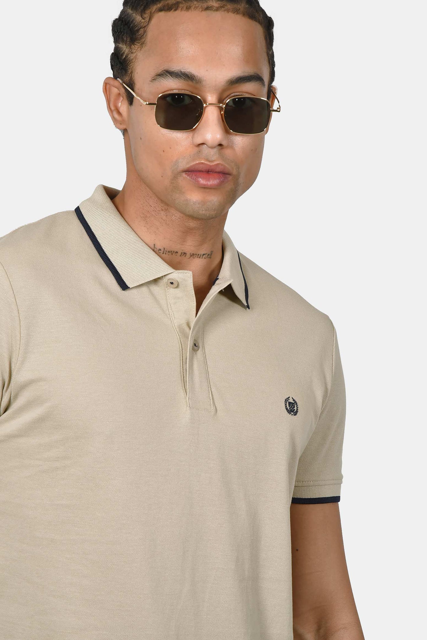 ανδρική-μπλούζα-polo-normal-fit-από-100%-βαμβάκι-με-ριγέ-τελειώματα-&-minimal-logo