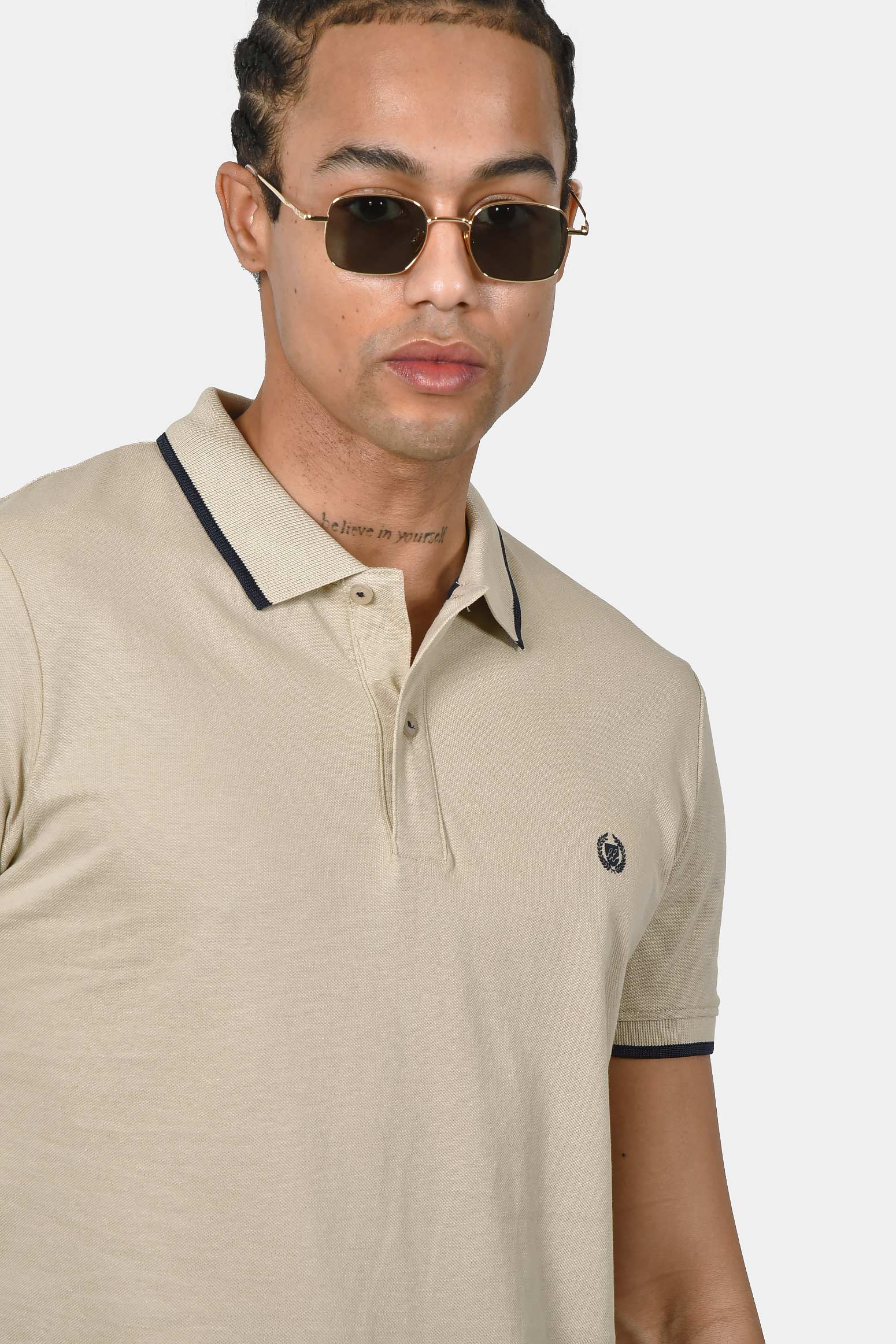 ανδρική-μπλούζα-polo-normal-fit-από-100%-βαμβάκι-με-ριγέ-τελειώματα-&-minimal-logo