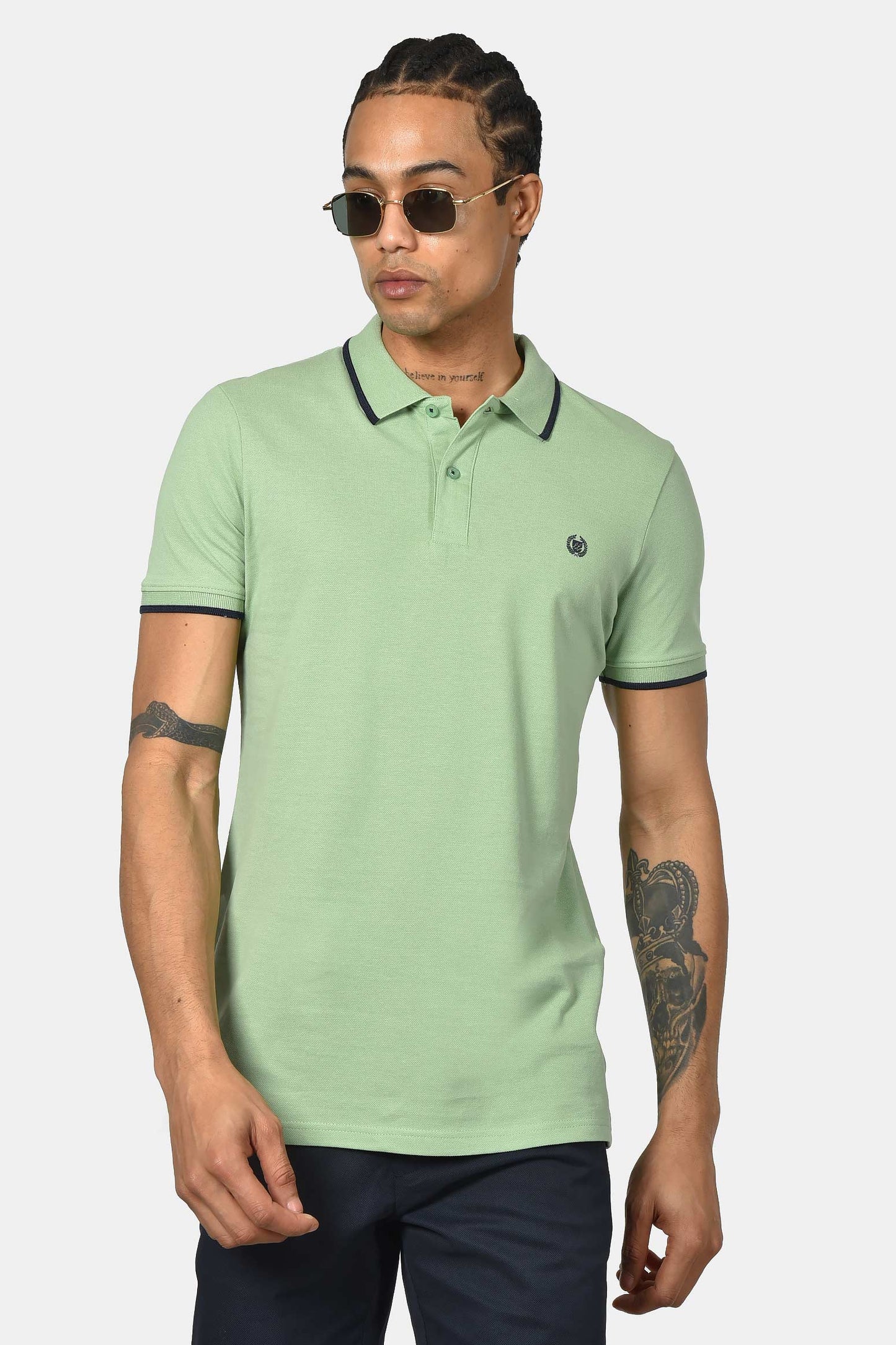 ανδρική-μπλούζα-polo-normal-fit-από-100%-βαμβάκι-με-ριγέ-τελειώματα-&-minimal-logo