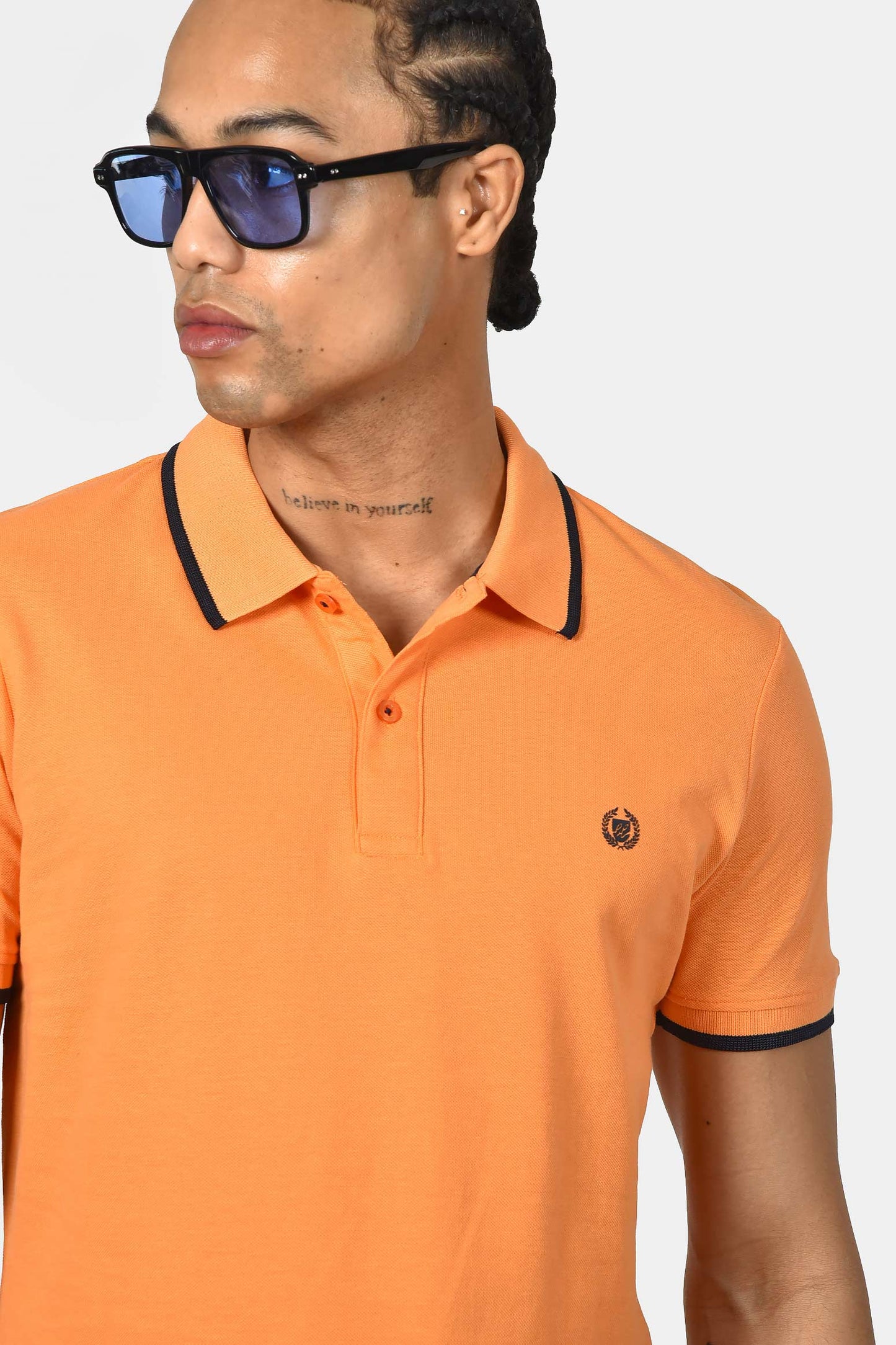 ανδρική-μπλούζα-polo-normal-fit-από-100%-βαμβάκι-με-ριγέ-τελειώματα-&-minimal-logo