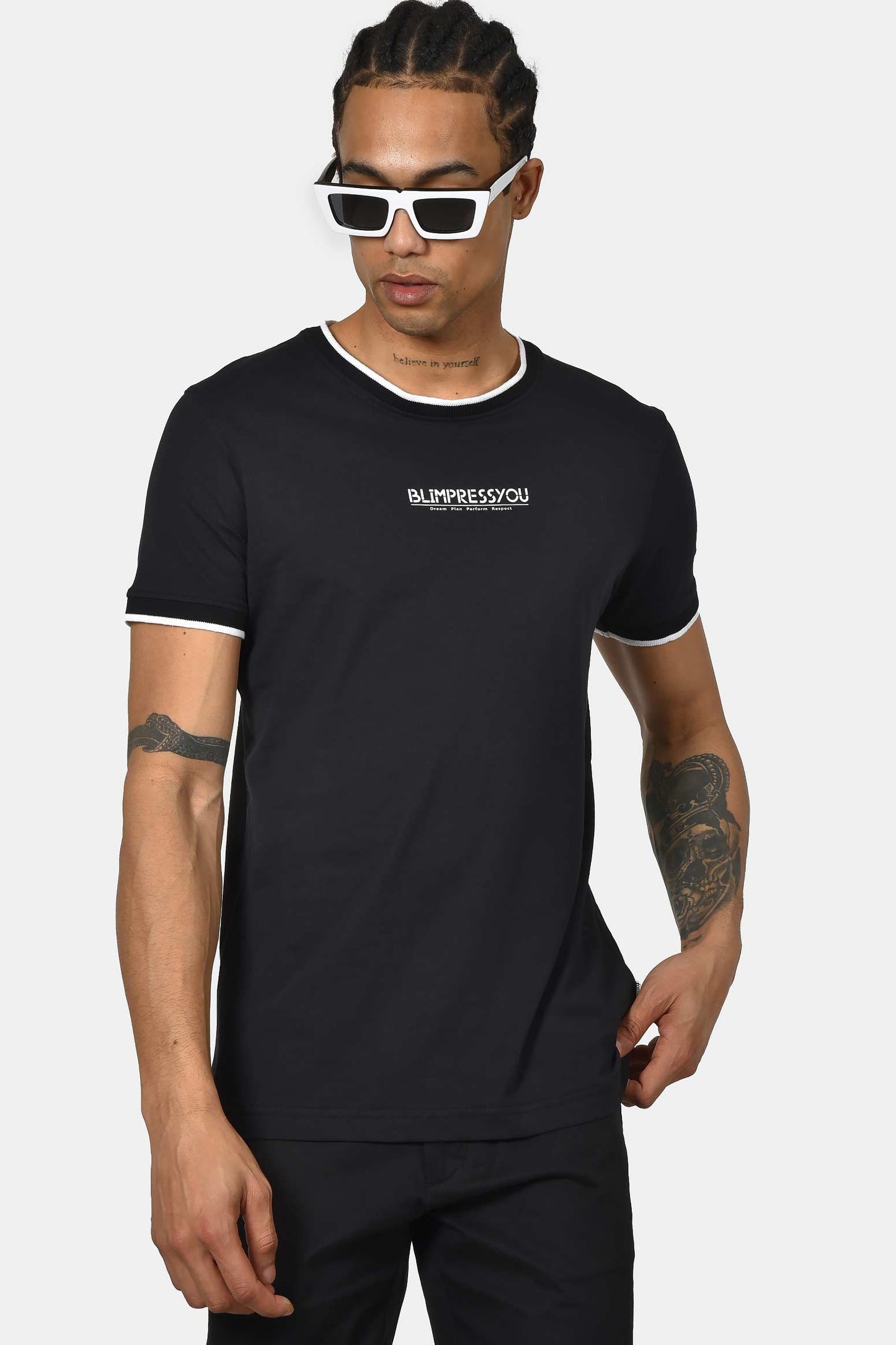 ανδρικό-t-shirt-normal-fit-από-100-βαμβάκι-με-λευκή-ρίγα-στο-γιακά-minimal-logo-print