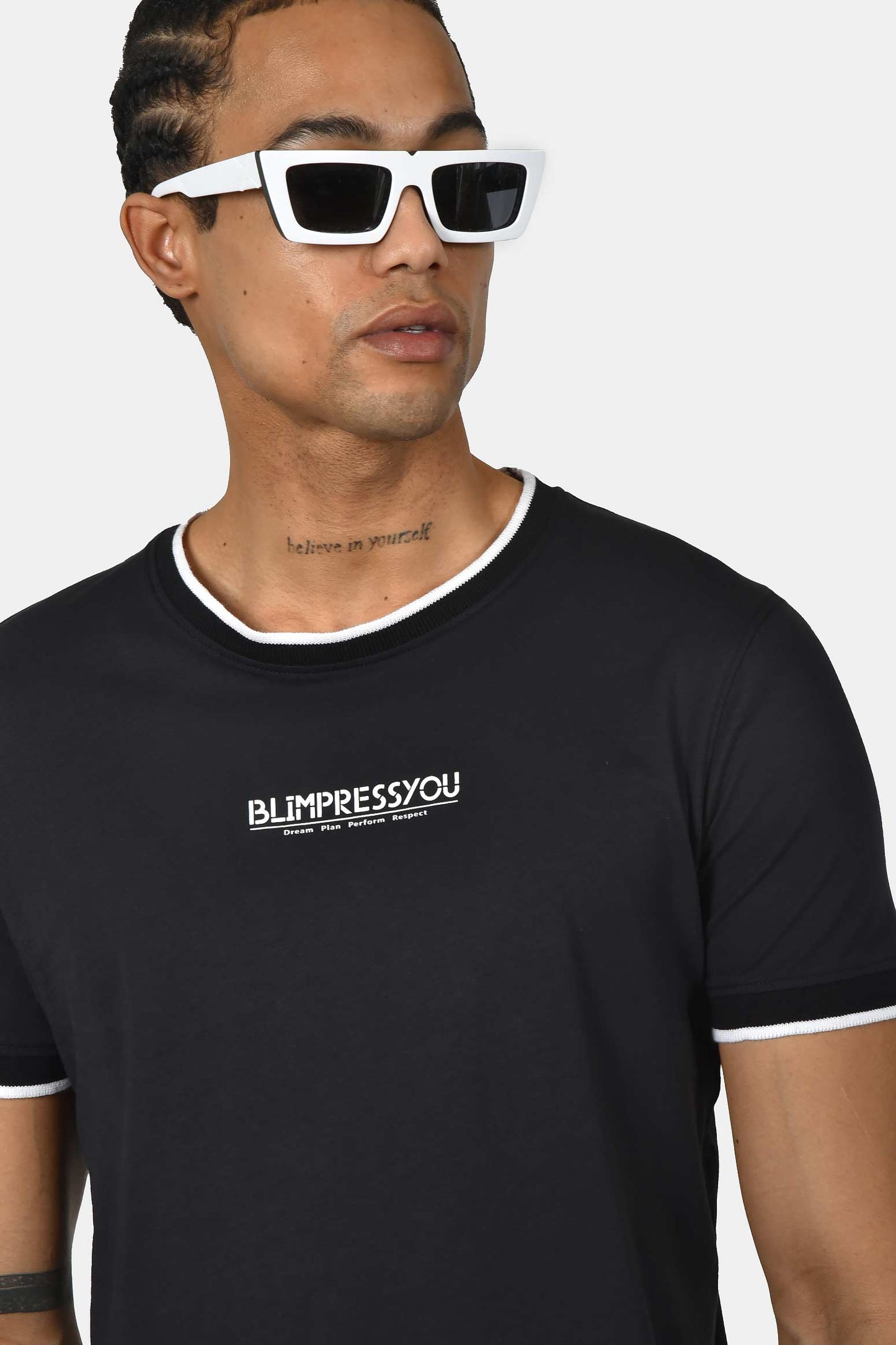 ανδρικό-t-shirt-normal-fit-από-100-βαμβάκι-με-λευκή-ρίγα-στο-γιακά-minimal-logo-print