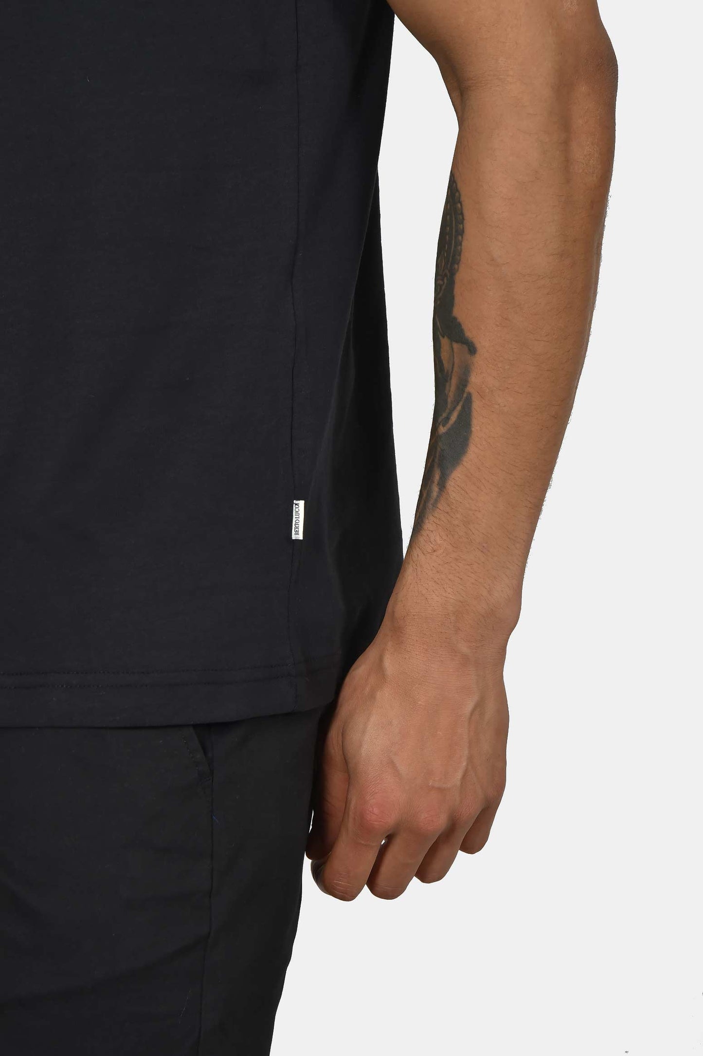 ανδρικό-t-shirt-normal-fit-από-100-βαμβάκι-με-λευκή-ρίγα-στο-γιακά-minimal-logo-print