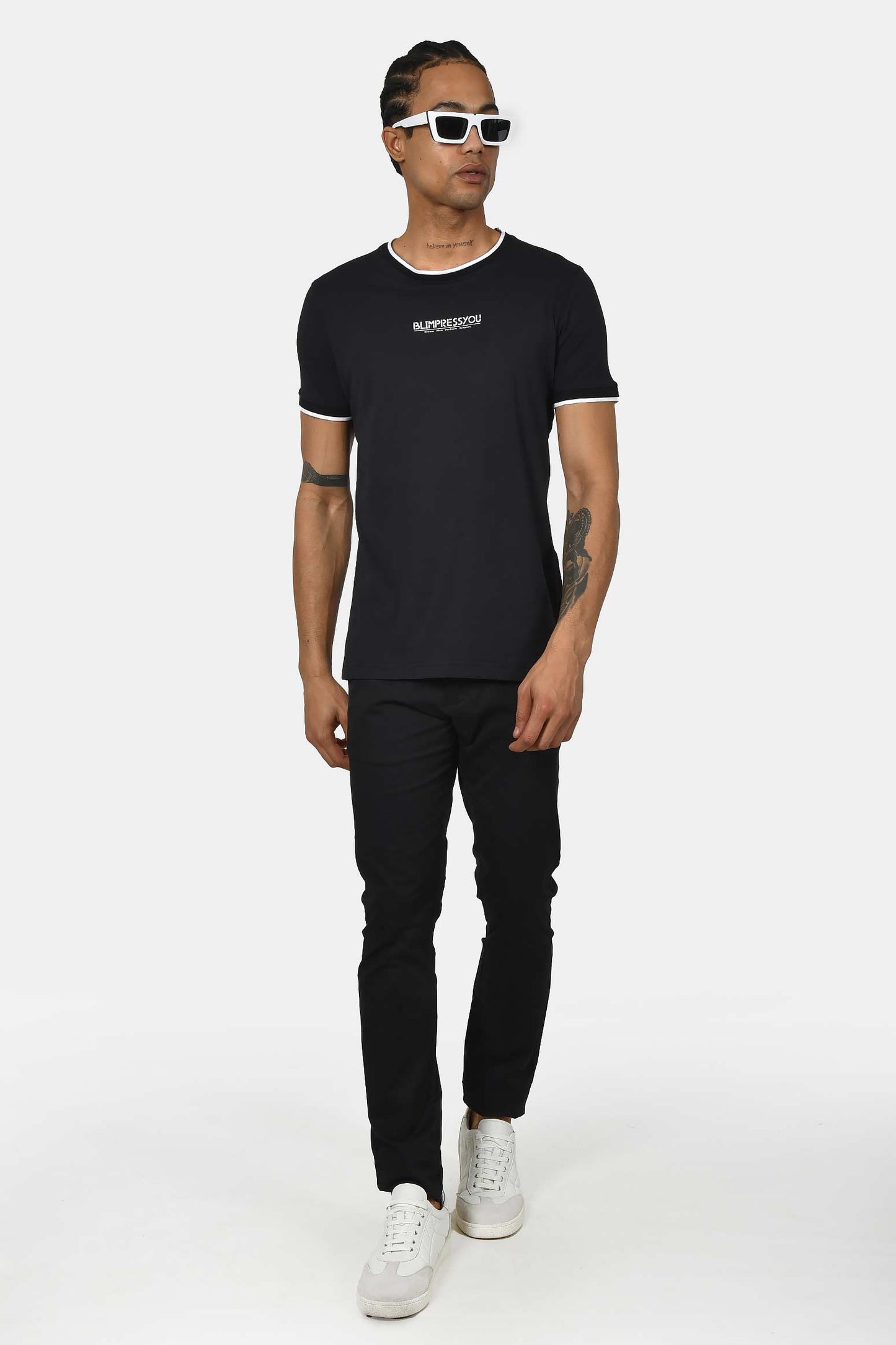 ανδρικό-t-shirt-normal-fit-από-100-βαμβάκι-με-λευκή-ρίγα-στο-γιακά-minimal-logo-print