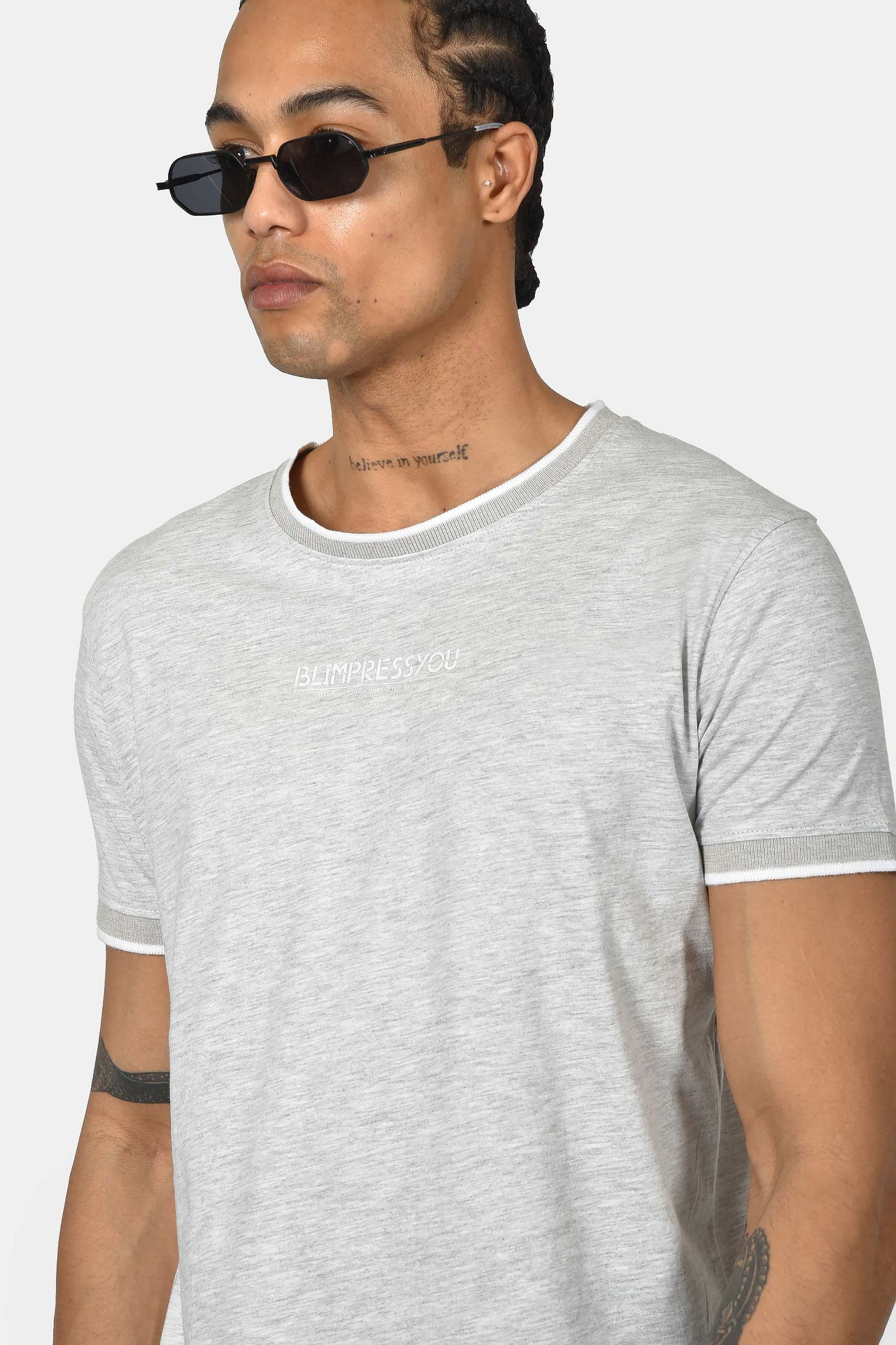 ανδρικό-t-shirt-normal-fit-από-100-βαμβάκι-με-λευκή-ρίγα-στο-γιακά-minimal-logo-print
