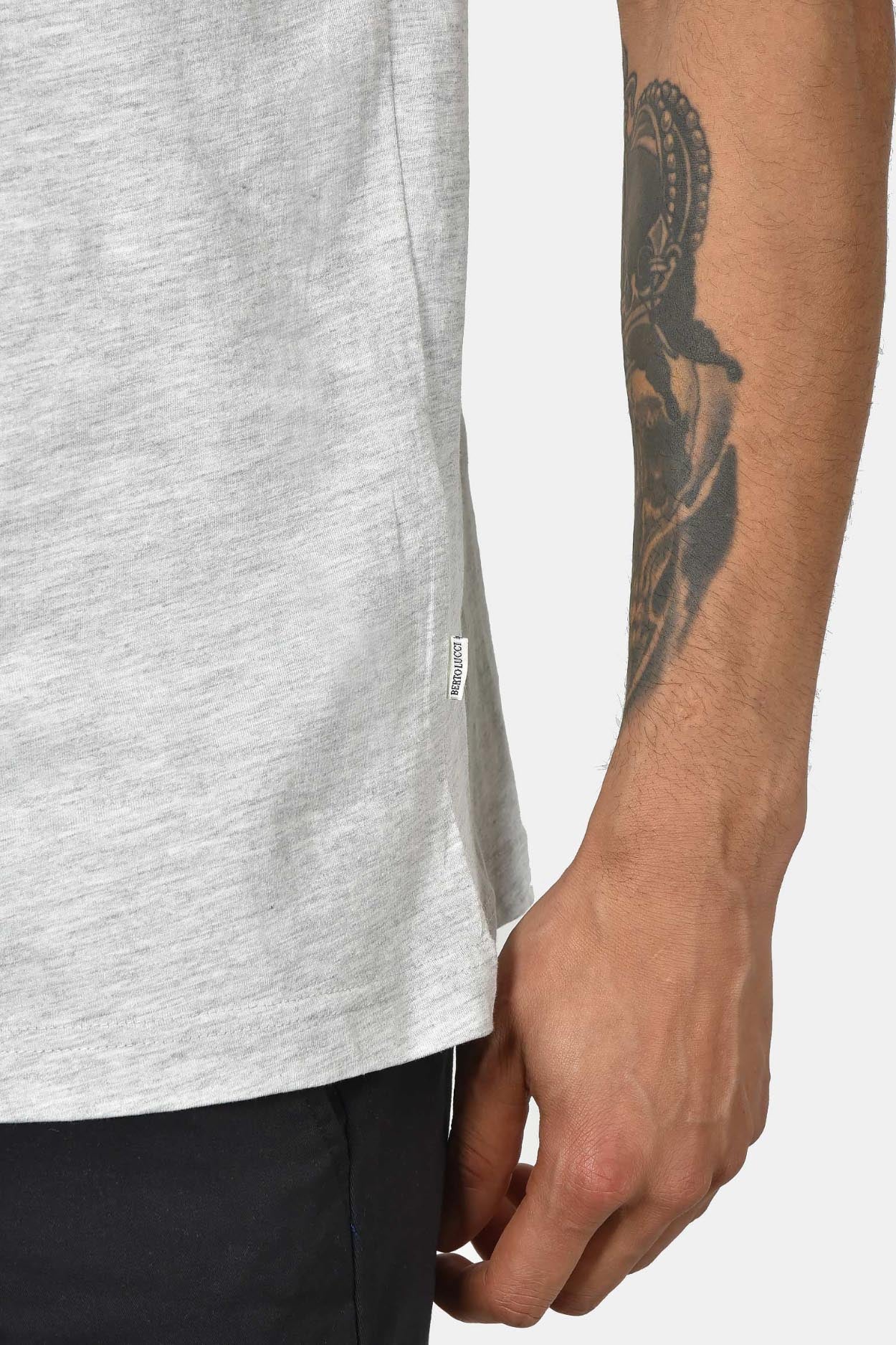 ανδρικό-t-shirt-normal-fit-από-100-βαμβάκι-με-λευκή-ρίγα-στο-γιακά-minimal-logo-print