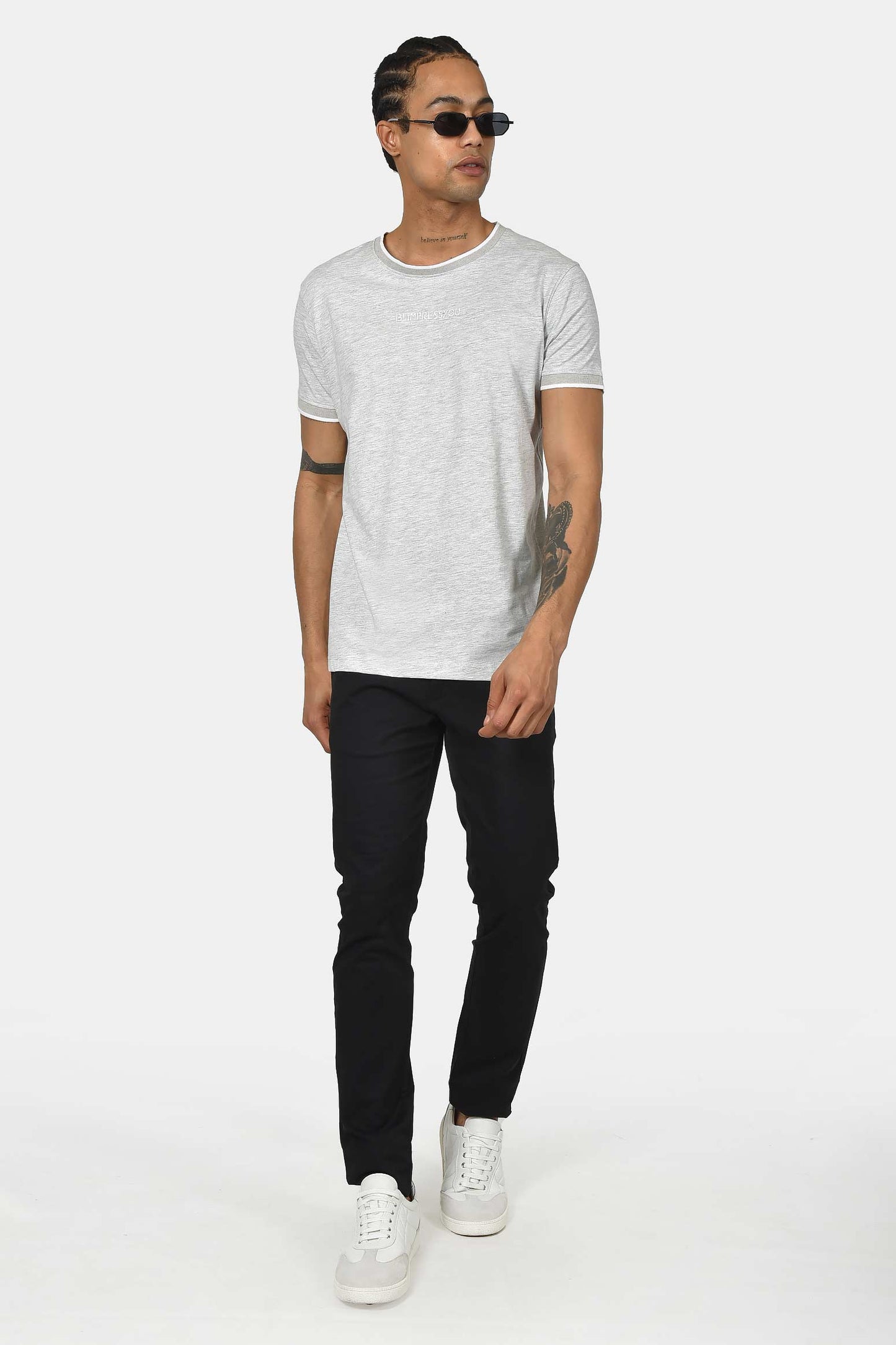 ανδρικό-t-shirt-normal-fit-από-100-βαμβάκι-με-λευκή-ρίγα-στο-γιακά-minimal-logo-print