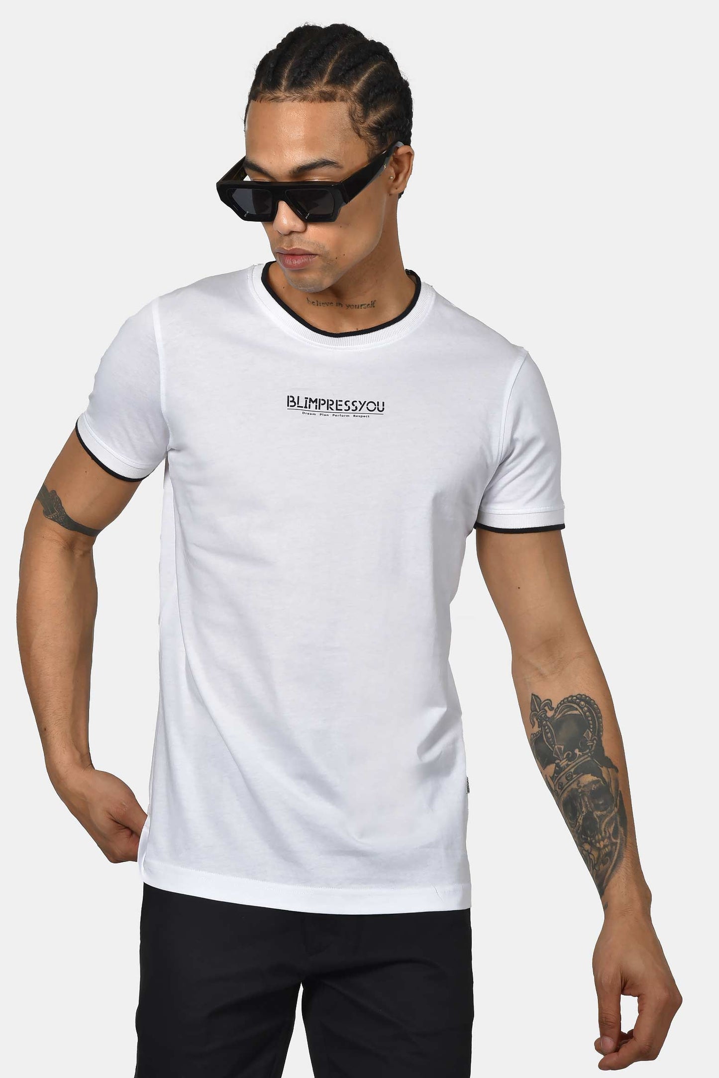 ανδρικό-t-shirt-normal-fit-από-100-βαμβάκι-με-λευκή-ρίγα-στο-γιακά-minimal-logo-print