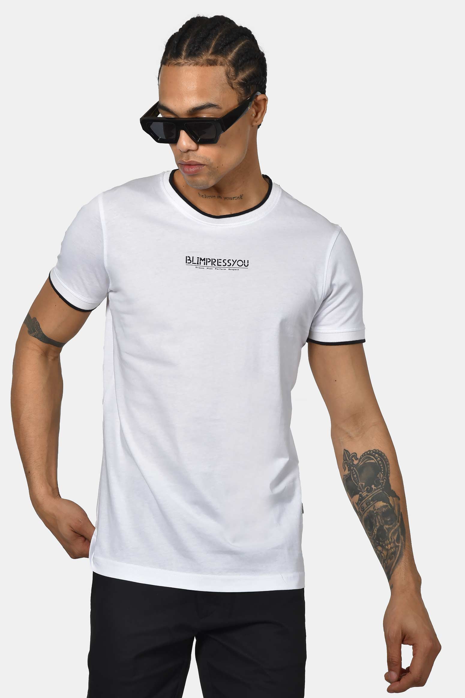ανδρικό-t-shirt-normal-fit-από-100-βαμβάκι-με-λευκή-ρίγα-στο-γιακά-minimal-logo-print