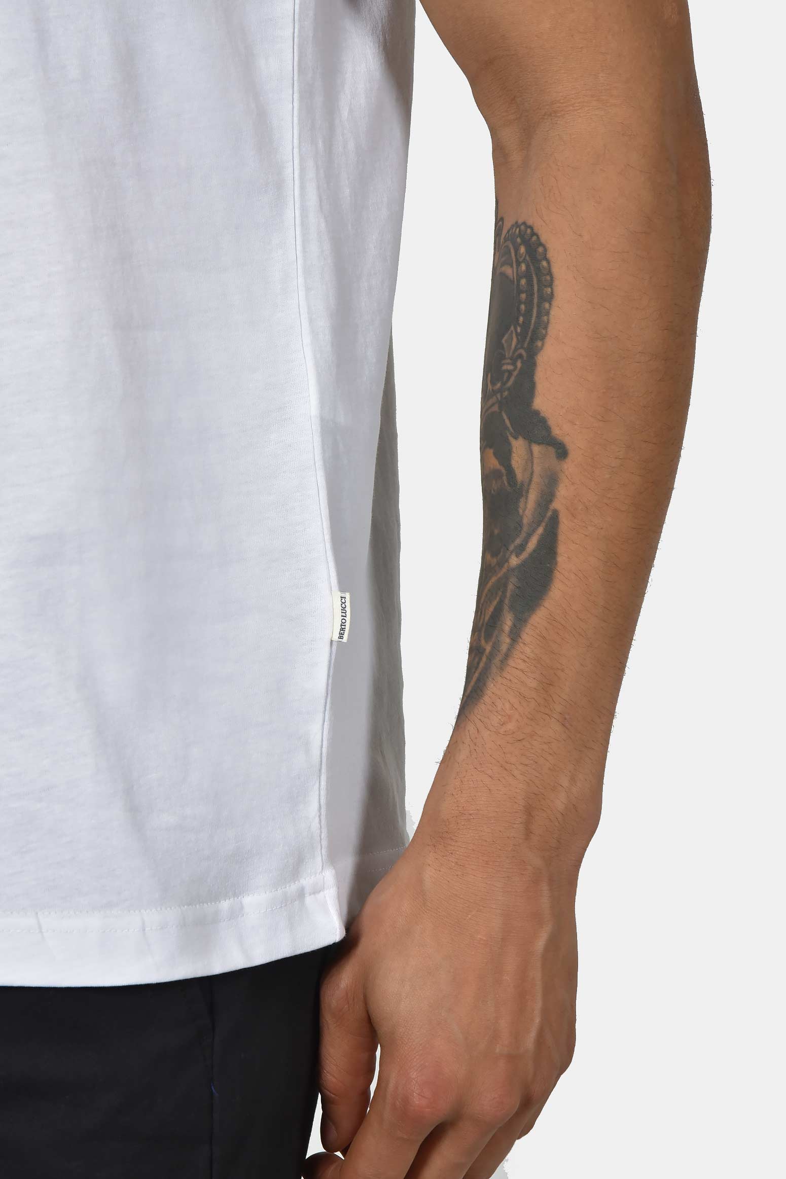 ανδρικό-t-shirt-normal-fit-από-100-βαμβάκι-με-λευκή-ρίγα-στο-γιακά-minimal-logo-print