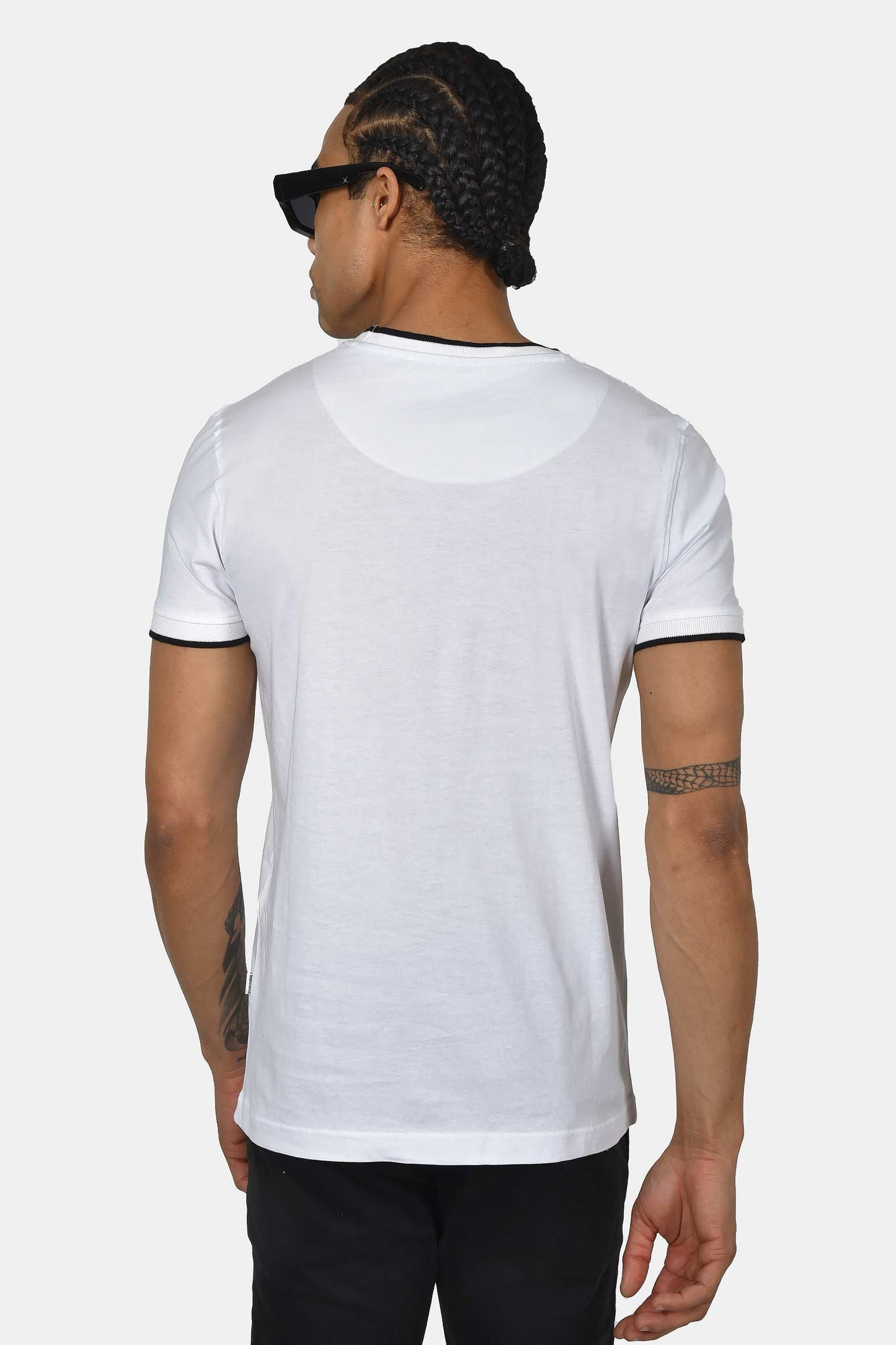 ανδρικό-t-shirt-normal-fit-από-100-βαμβάκι-με-λευκή-ρίγα-στο-γιακά-minimal-logo-print