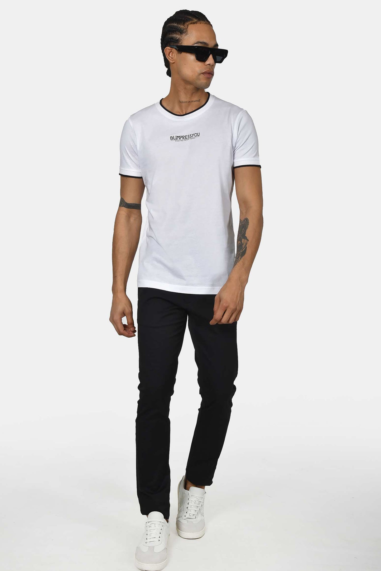 ανδρικό-t-shirt-normal-fit-από-100-βαμβάκι-με-λευκή-ρίγα-στο-γιακά-minimal-logo-print