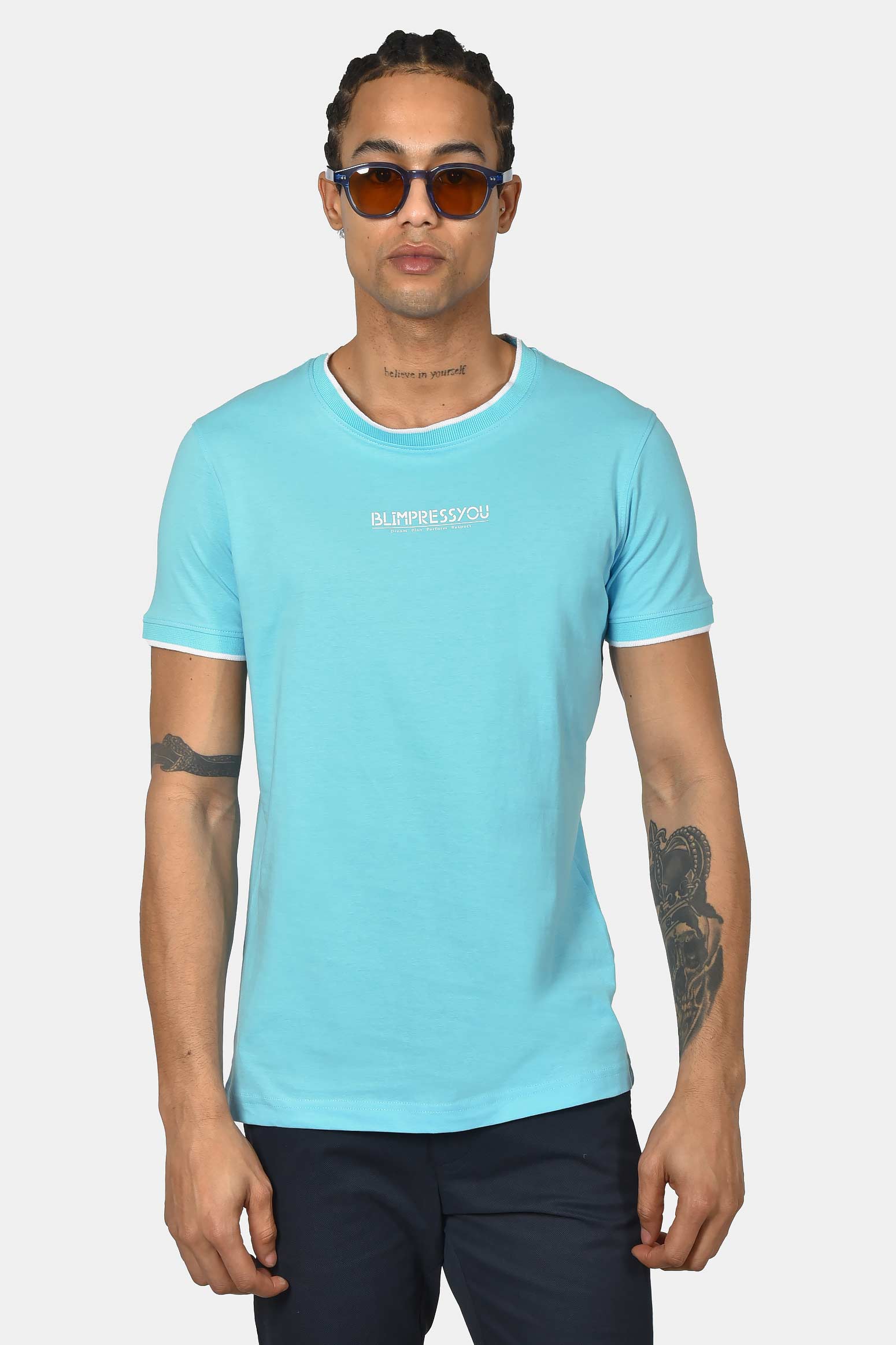 ανδρικό-t-shirt-normal-fit-από-100-βαμβάκι-με-λευκή-ρίγα-στο-γιακά-minimal-logo-print