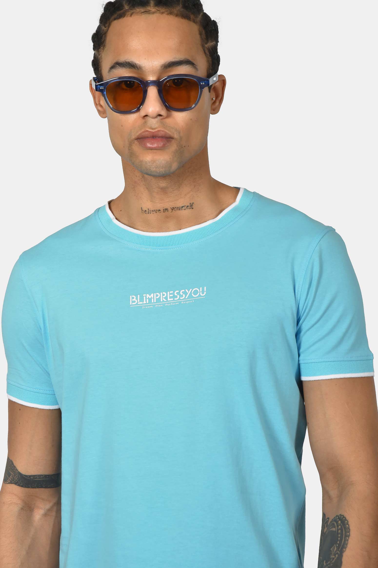 ανδρικό-t-shirt-normal-fit-από-100-βαμβάκι-με-λευκή-ρίγα-στο-γιακά-minimal-logo-print
