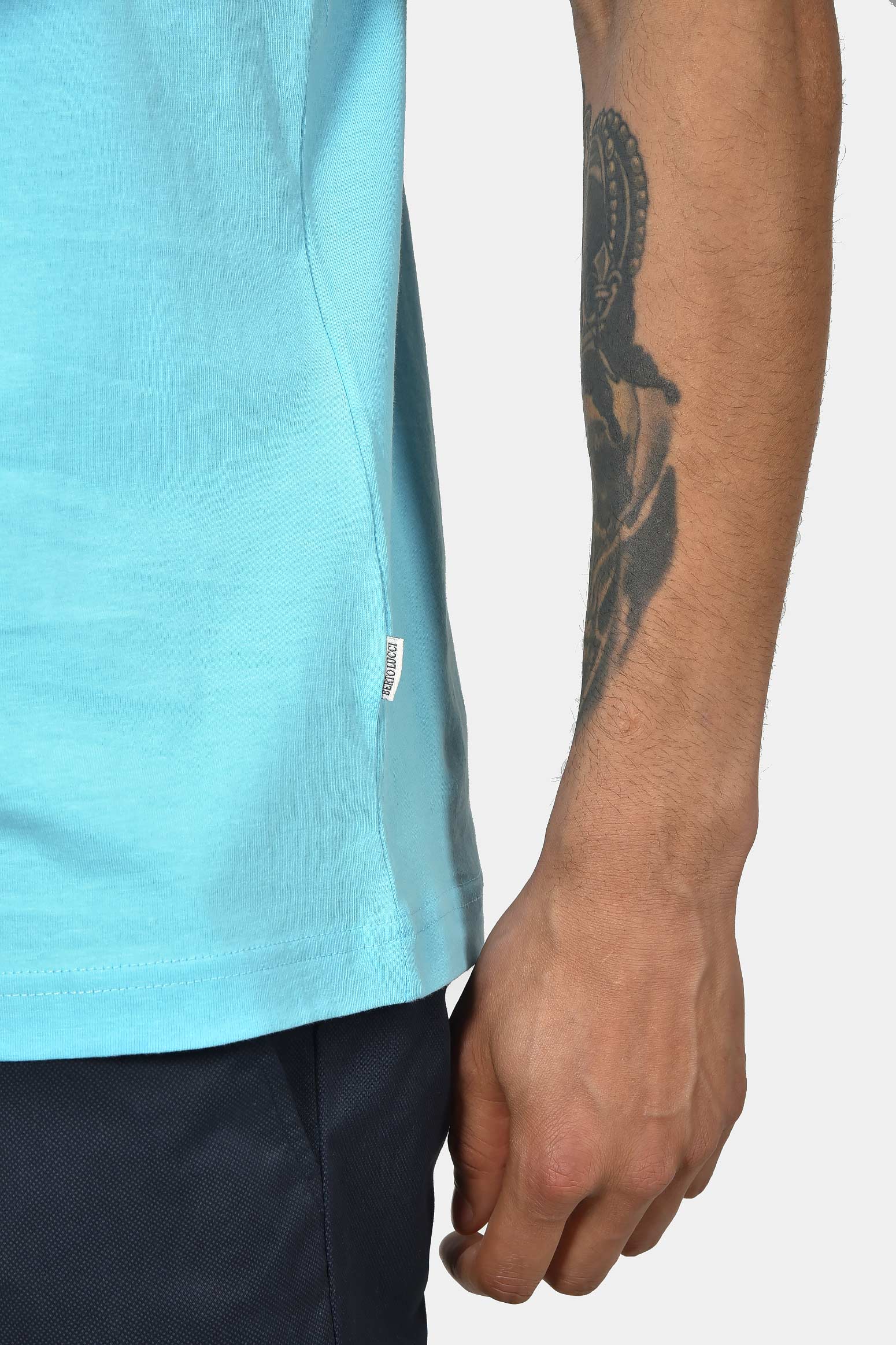 ανδρικό-t-shirt-normal-fit-από-100-βαμβάκι-με-λευκή-ρίγα-στο-γιακά-minimal-logo-print