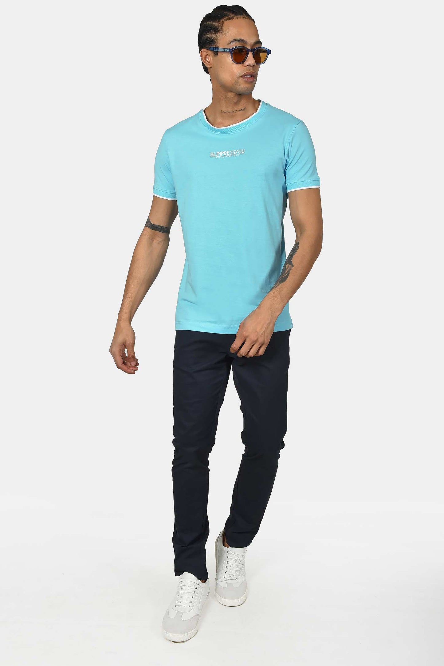 ανδρικό-t-shirt-normal-fit-από-100-βαμβάκι-με-λευκή-ρίγα-στο-γιακά-minimal-logo-print