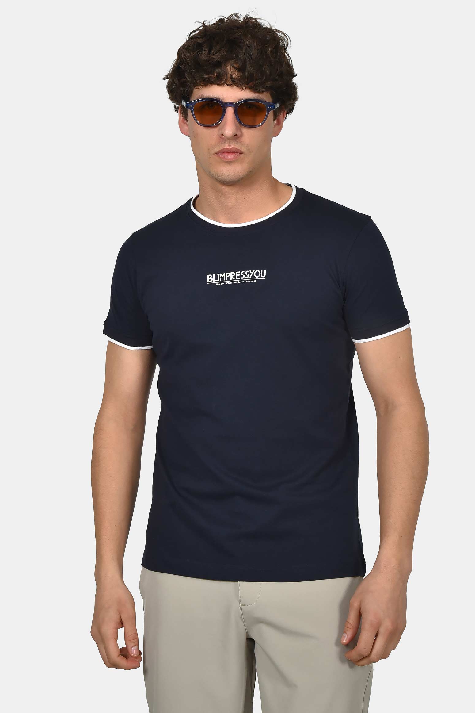 ανδρικό-t-shirt-normal-fit-από-100-βαμβάκι-με-λευκή-ρίγα-στο-γιακά-minimal-logo-print