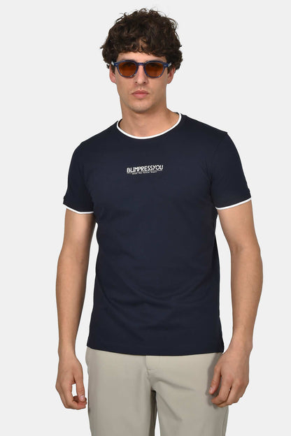 ανδρικό-t-shirt-normal-fit-από-100-βαμβάκι-με-λευκή-ρίγα-στο-γιακά-minimal-logo-print