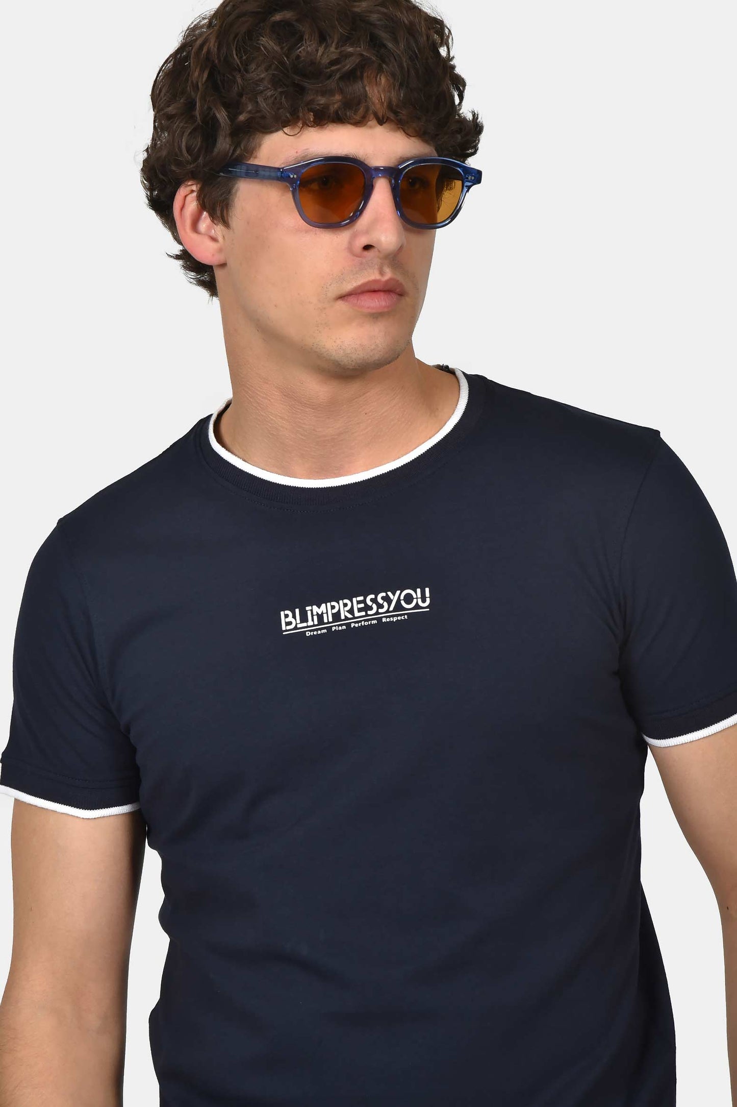 ανδρικό-t-shirt-normal-fit-από-100-βαμβάκι-με-λευκή-ρίγα-στο-γιακά-minimal-logo-print
