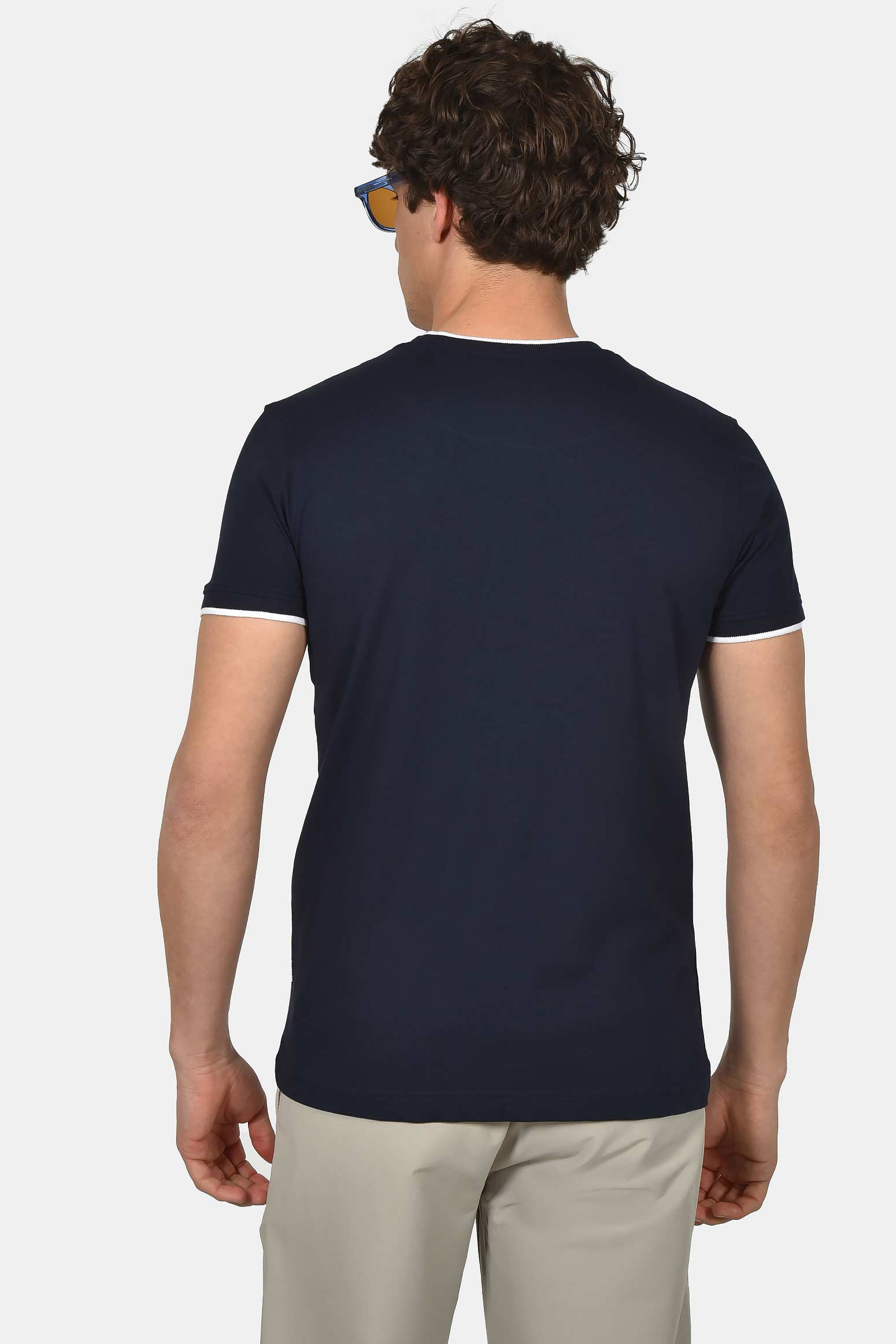 ανδρικό-t-shirt-normal-fit-από-100-βαμβάκι-με-λευκή-ρίγα-στο-γιακά-minimal-logo-print