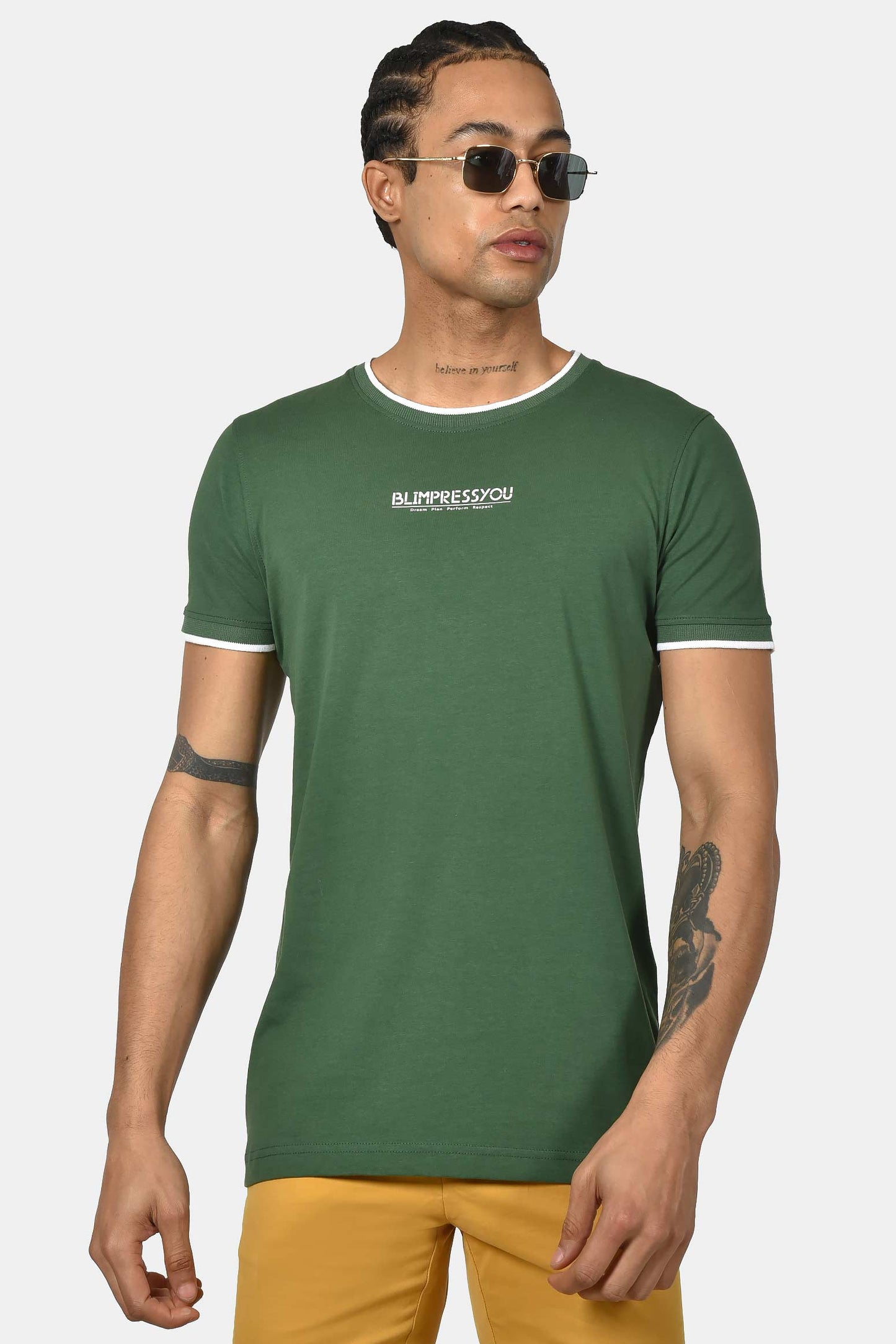 ανδρικό-t-shirt-normal-fit-από-100-βαμβάκι-με-λευκή-ρίγα-στο-γιακά-minimal-logo-print