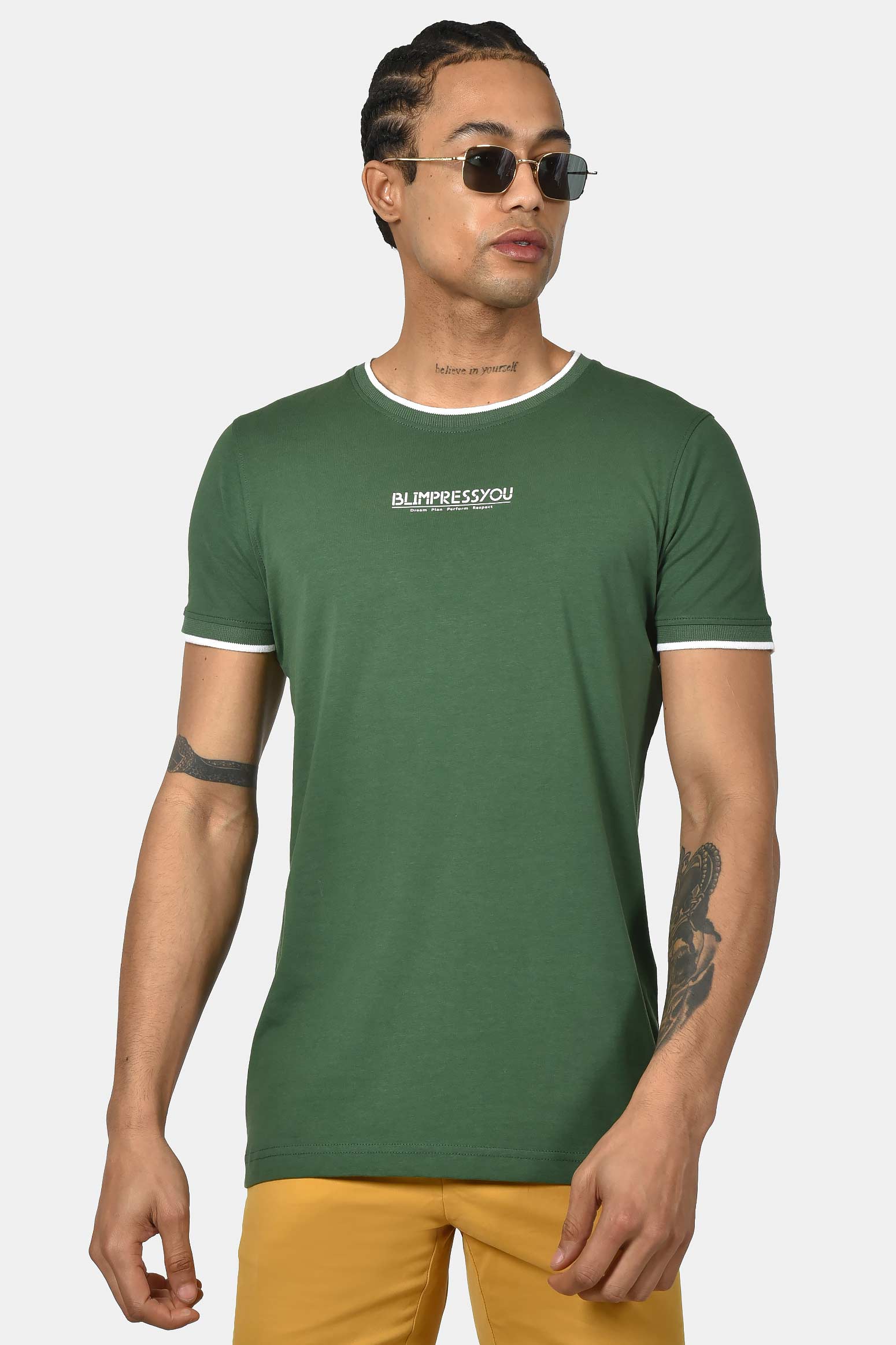 ανδρικό-t-shirt-normal-fit-από-100-βαμβάκι-με-λευκή-ρίγα-στο-γιακά-minimal-logo-print