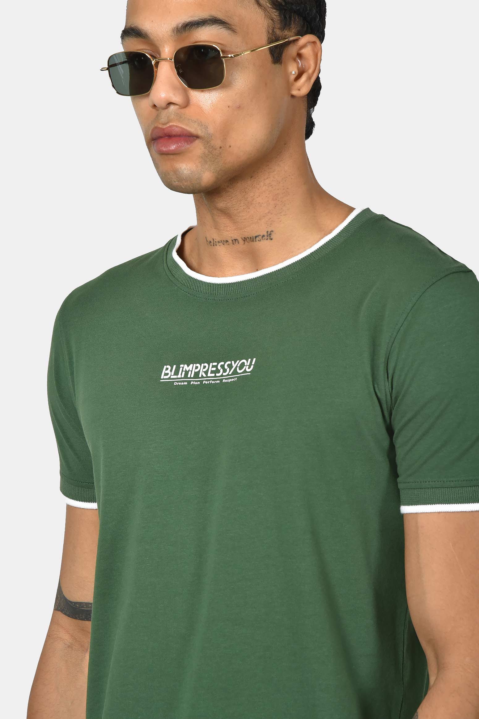 ανδρικό-t-shirt-normal-fit-από-100-βαμβάκι-με-λευκή-ρίγα-στο-γιακά-minimal-logo-print