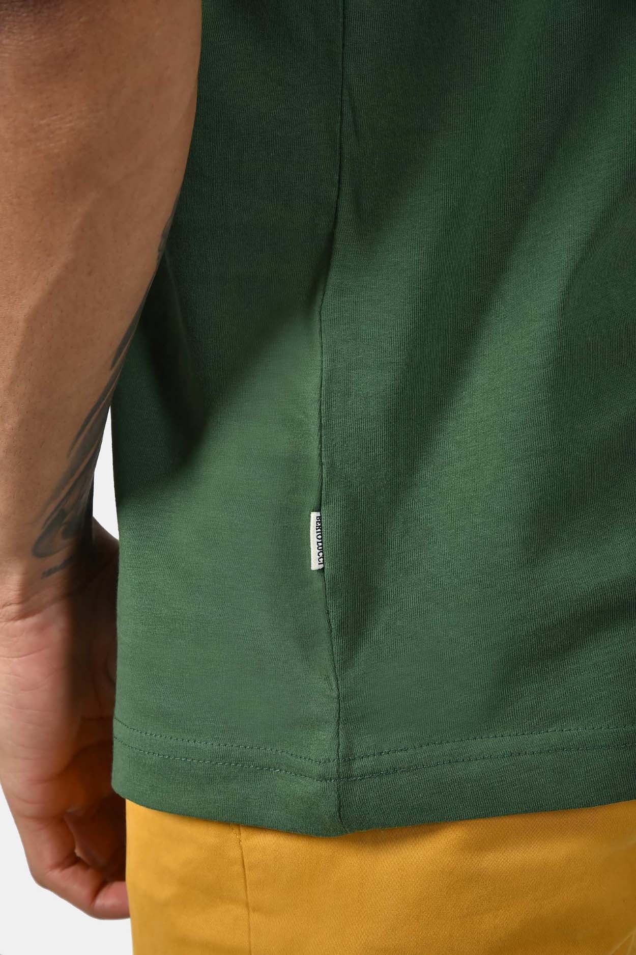 ανδρικό-t-shirt-normal-fit-από-100-βαμβάκι-με-λευκή-ρίγα-στο-γιακά-minimal-logo-print