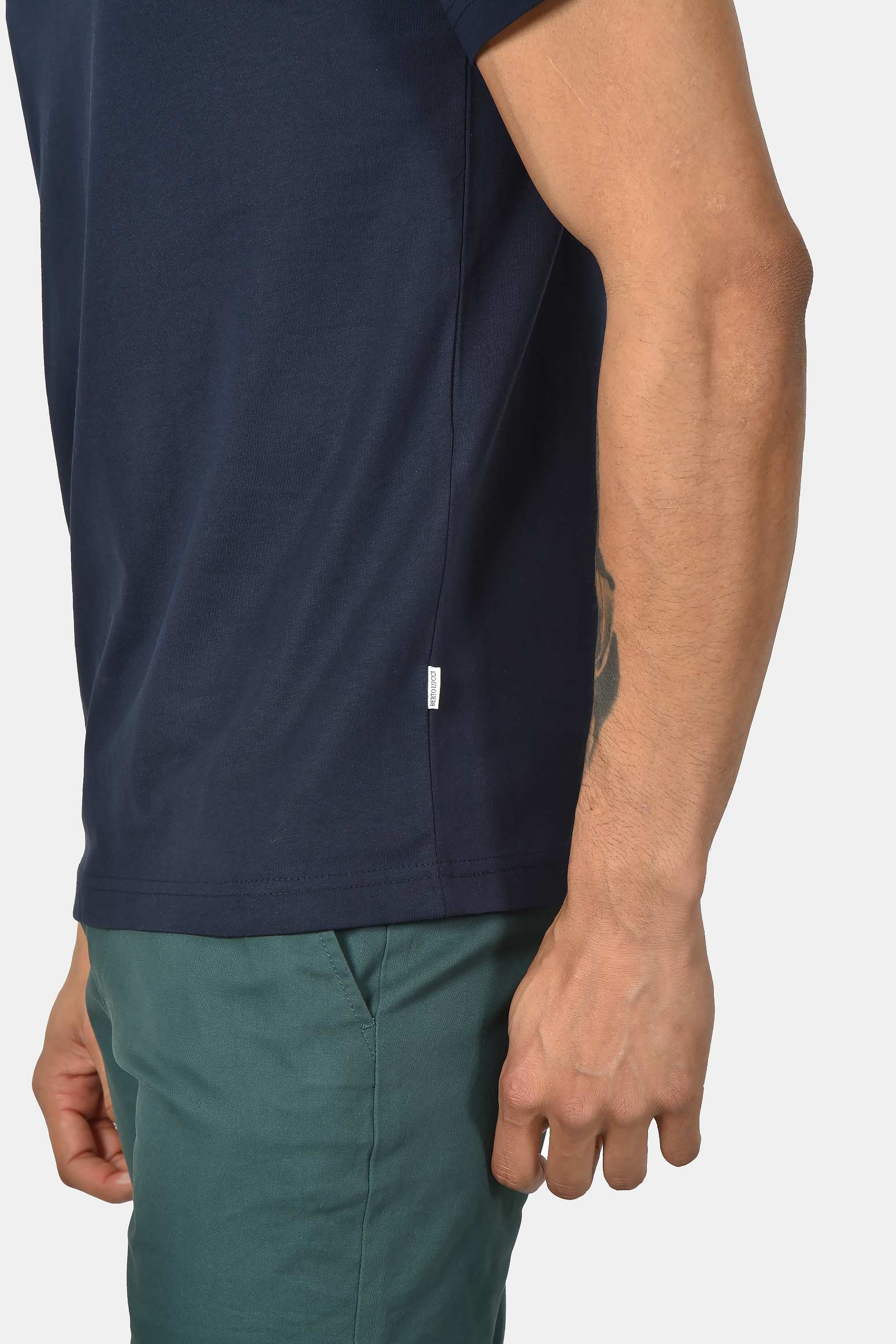 ανδρικό-t-shirt-normal-fit-από-100%-βαμβάκι-με-απαλή-υφή-και-καθαρό-design