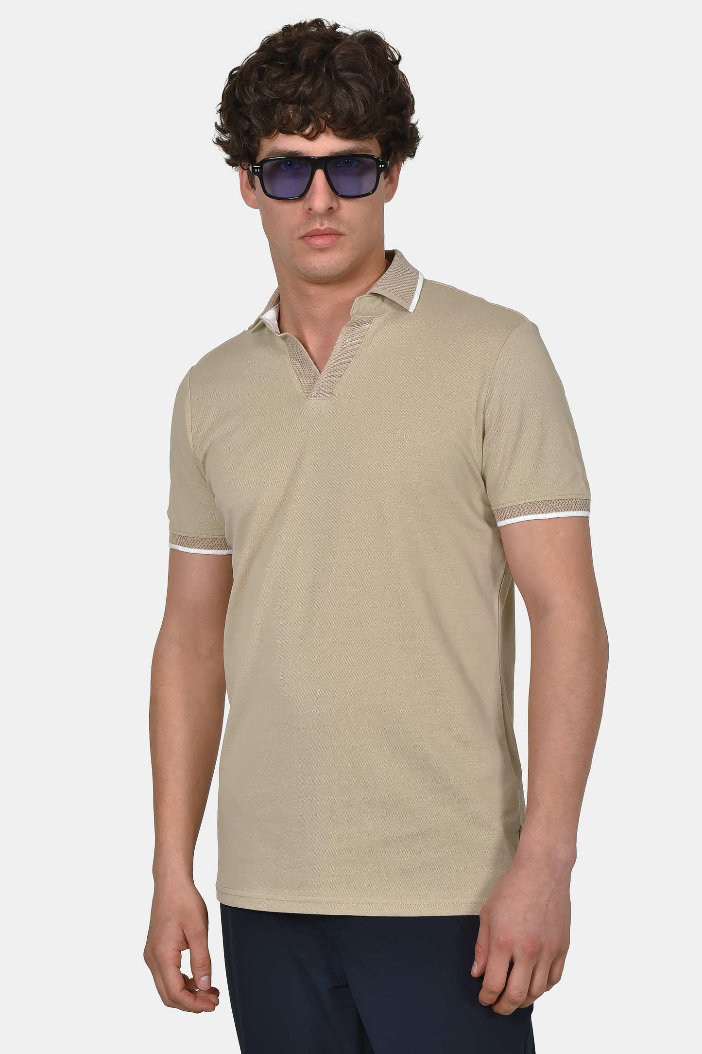 ανδρική-μπλούζα-polo-από-100%-βαμβάκι-normal-fit-με-ανοιχτό-γιακά-και-textured-λεπτομέρεια