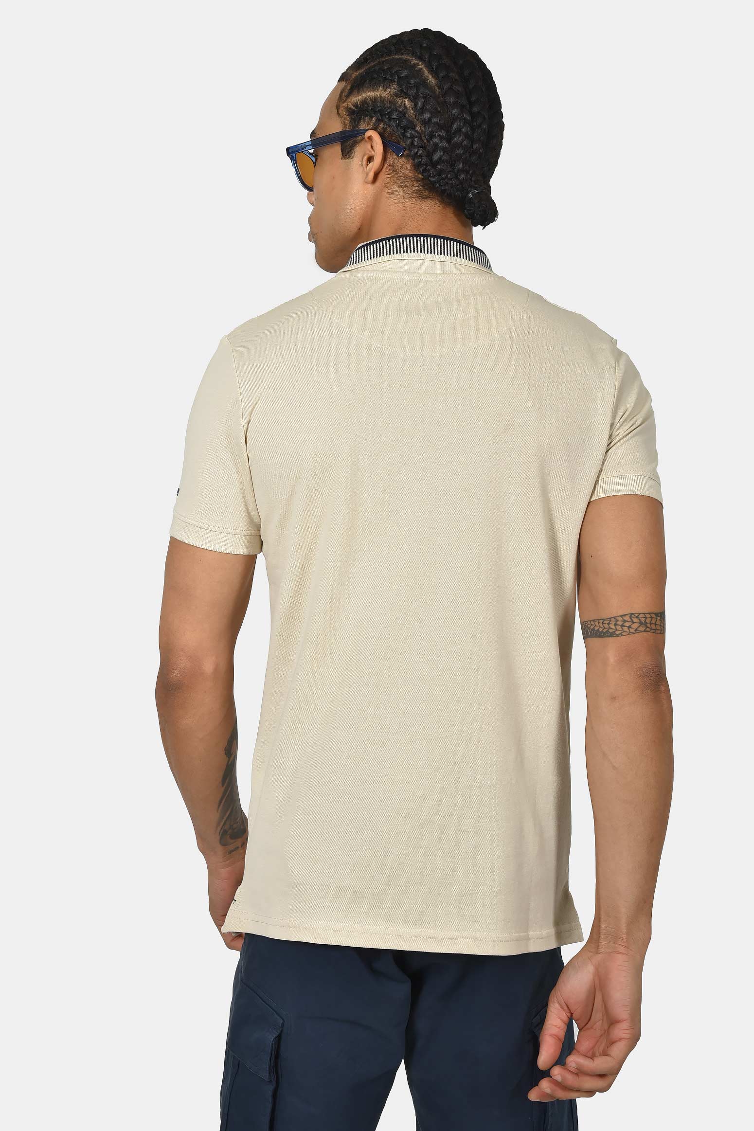 ανδρική-μπλούζα-polo-normal-fit-από-100%-βαμβάκι-με-διακριτικές-ρίγες-στον-γιακά