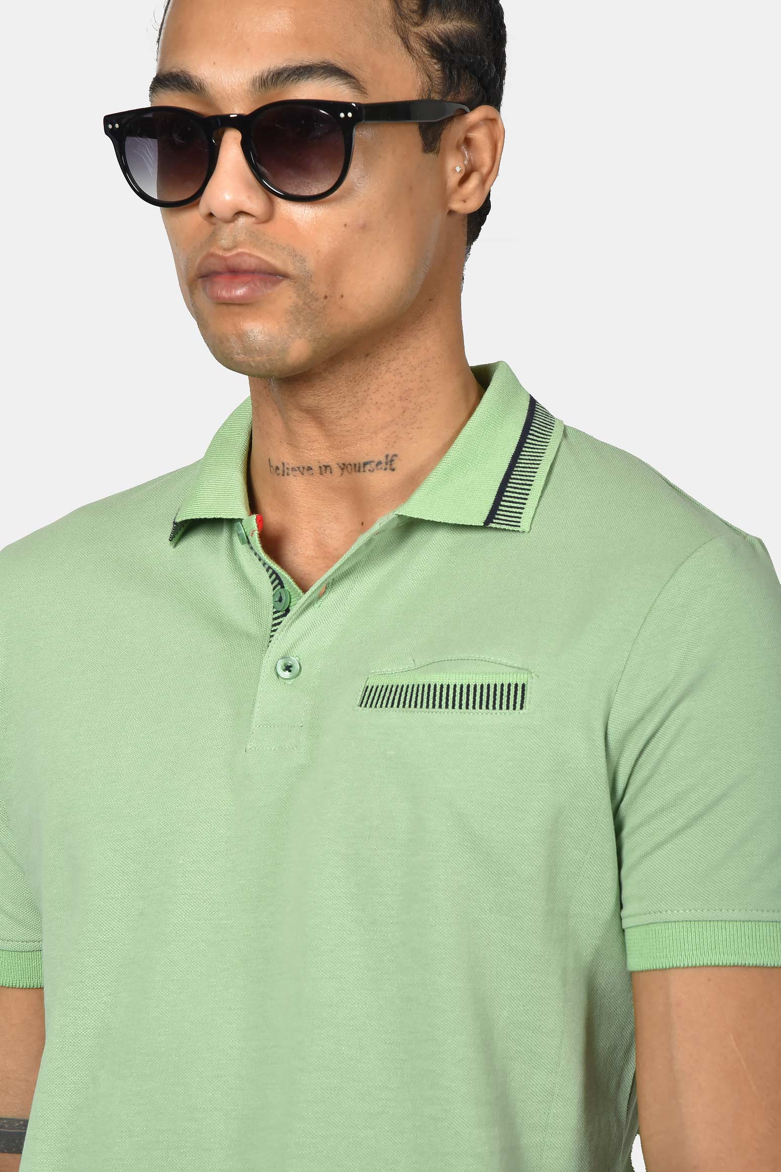 ανδρική-μπλούζα-polo-normal-fit-από-100%-βαμβάκι-με-διακριτικές-ρίγες-στον-γιακά