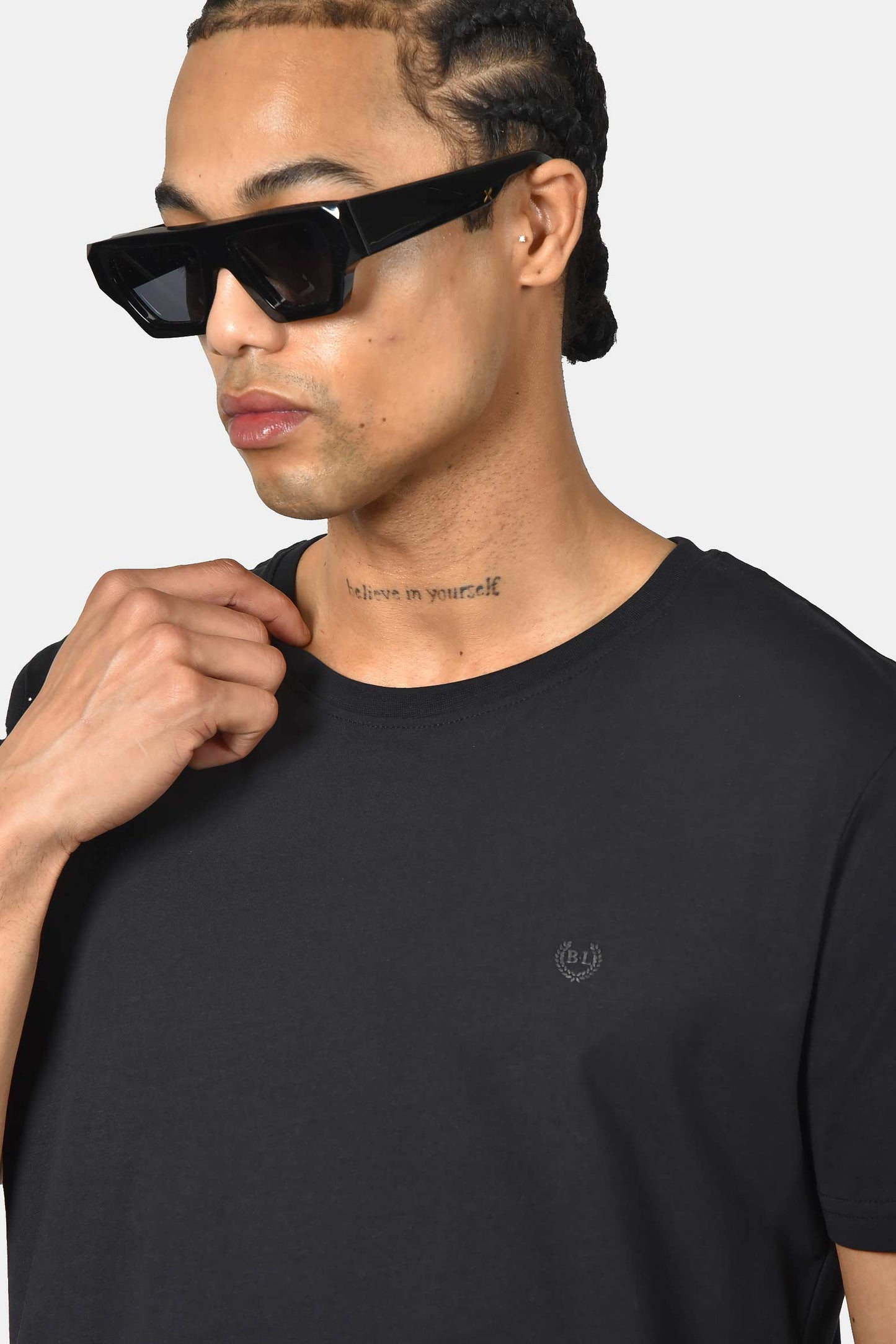 ανδρικό-t-shirt-normal-fit-από-100%-βαμβάκι-με-καθαρή-minimal-γραμμή