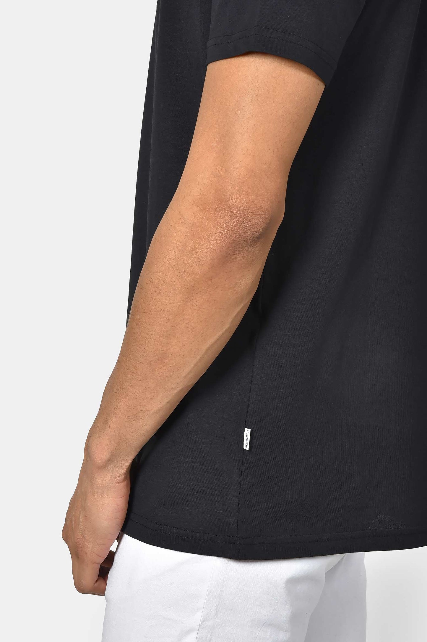 ανδρικό-t-shirt-normal-fit-από-100%-βαμβάκι-με-καθαρή-minimal-γραμμή