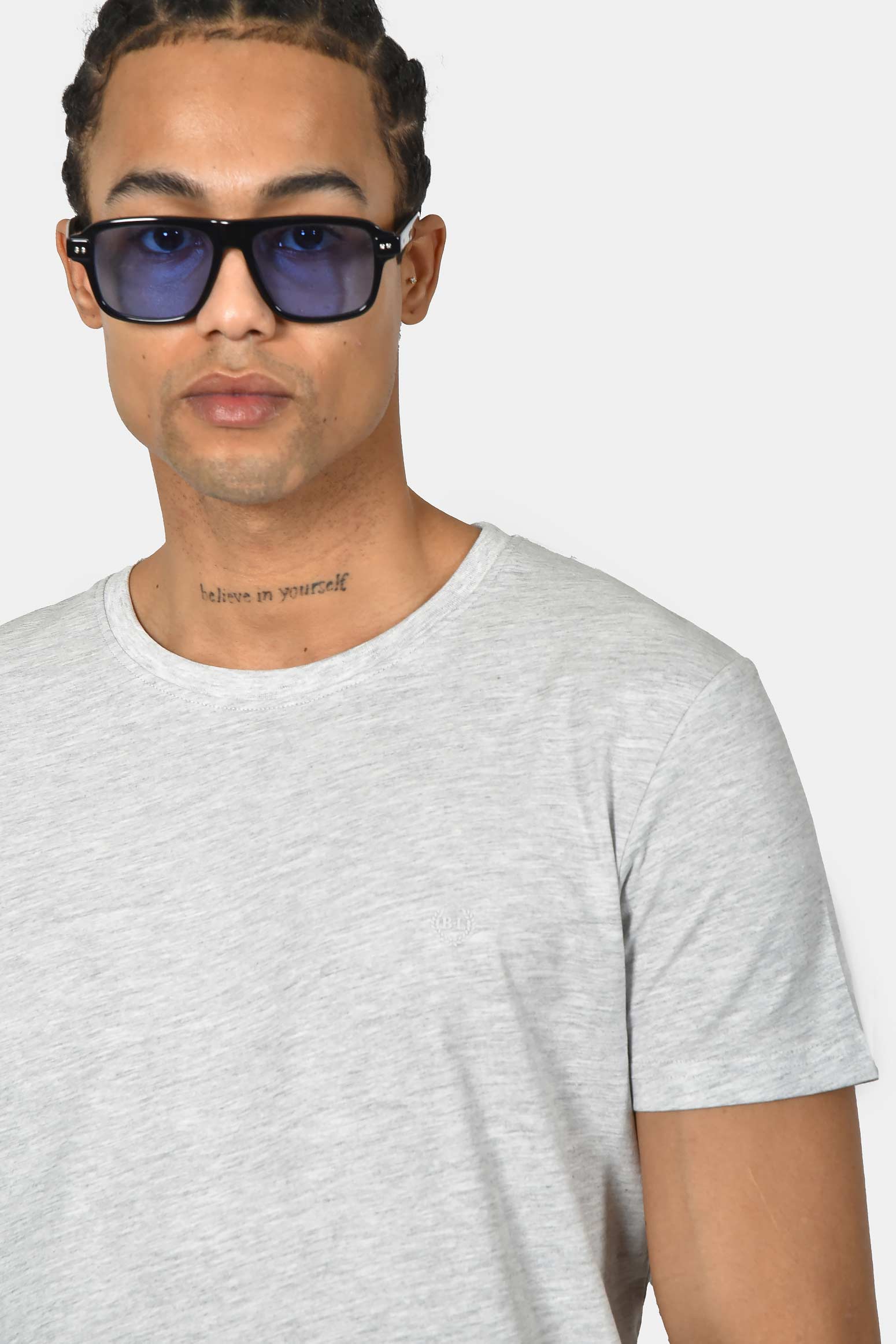 ανδρικό-t-shirt-normal-fit-από-100%-βαμβάκι-με-καθαρή-minimal-γραμμή