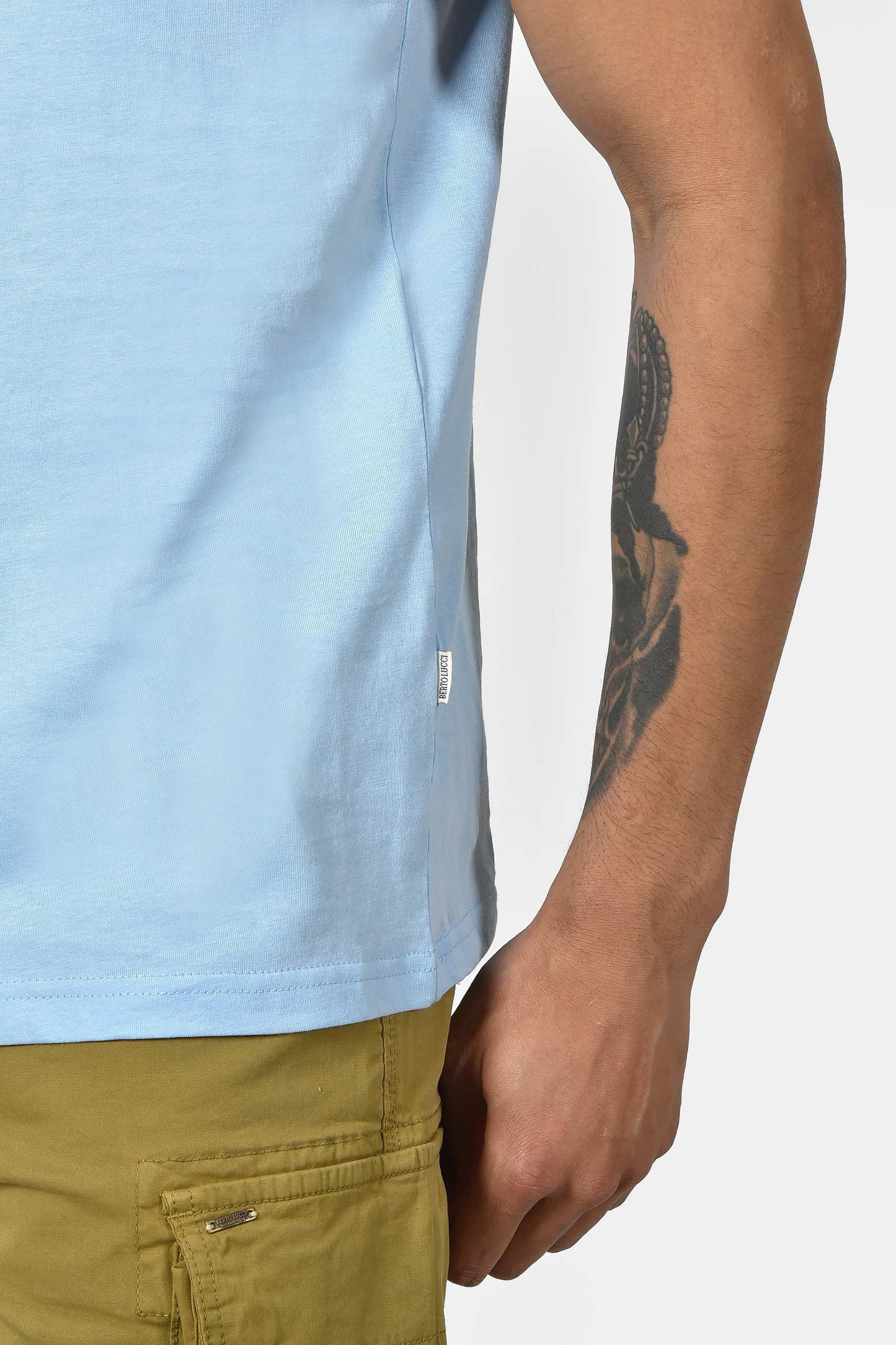 ανδρικό-t-shirt-normal-fit-από-100%-βαμβάκι-με-καθαρή-minimal-γραμμή