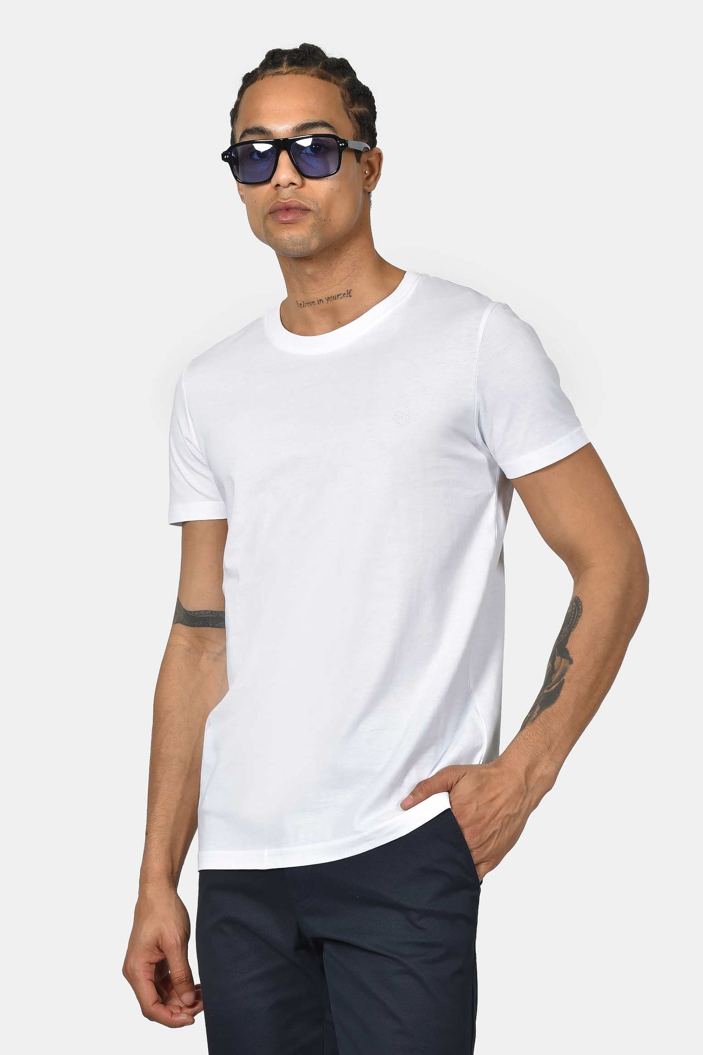 ανδρικό-t-shirt-normal-fit-από-100%-βαμβάκι-με-καθαρή-minimal-γραμμή