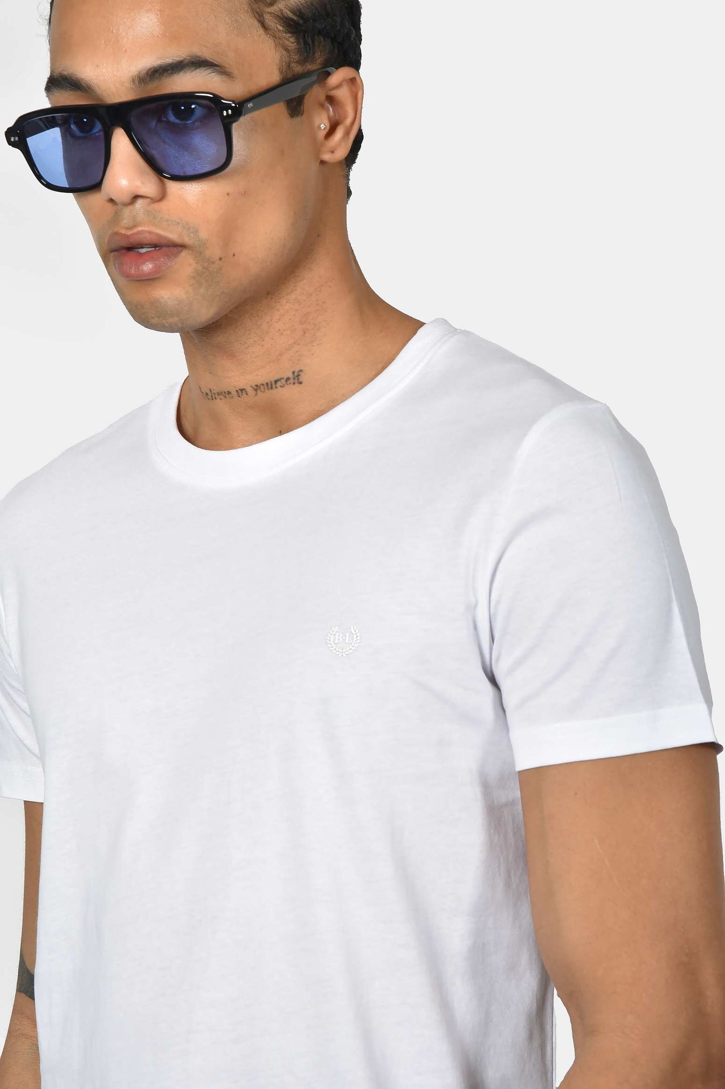 ανδρικό-t-shirt-normal-fit-από-100%-βαμβάκι-με-καθαρή-minimal-γραμμή