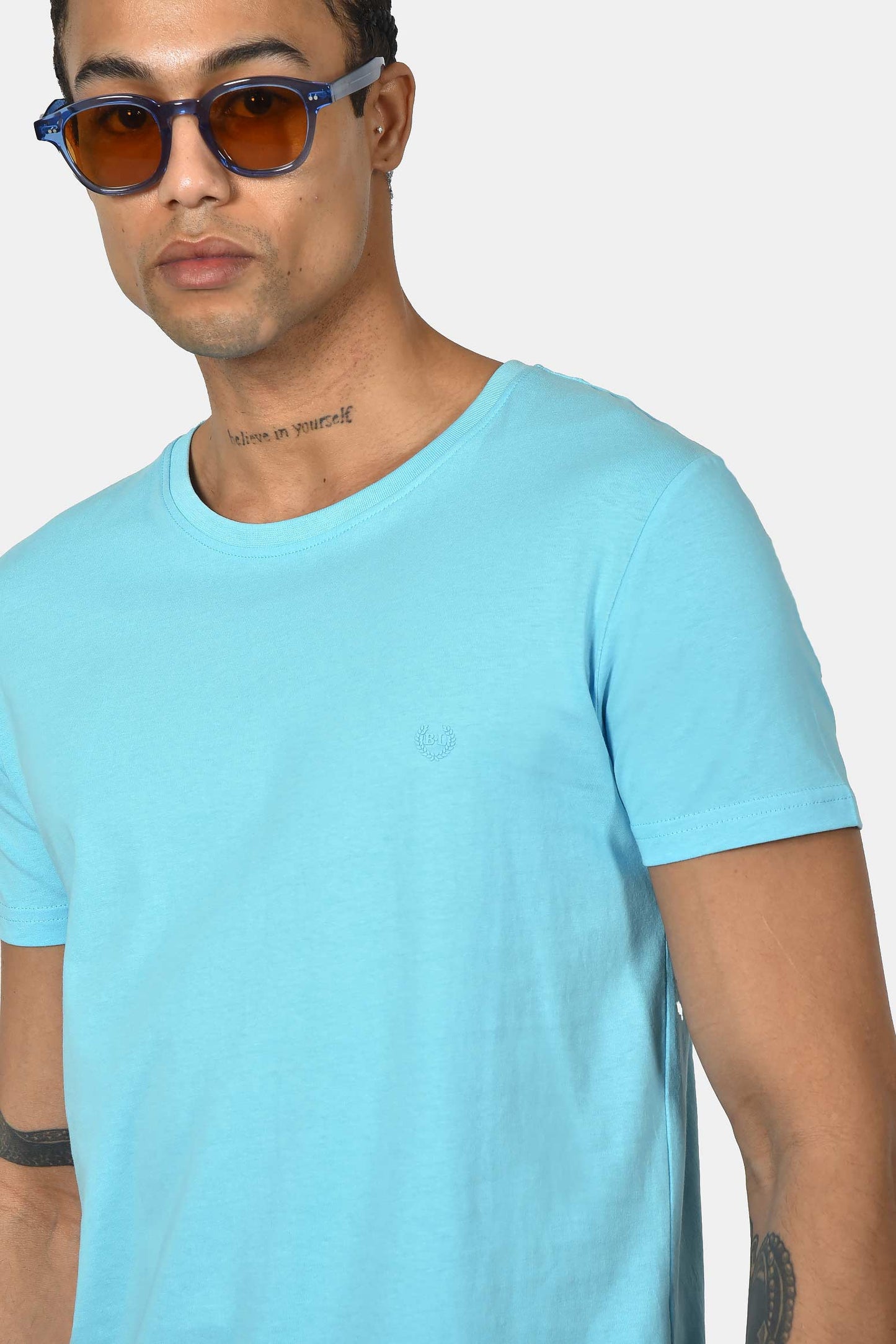 ανδρικό-t-shirt-normal-fit-από-100%-βαμβάκι-με-καθαρή-minimal-γραμμή