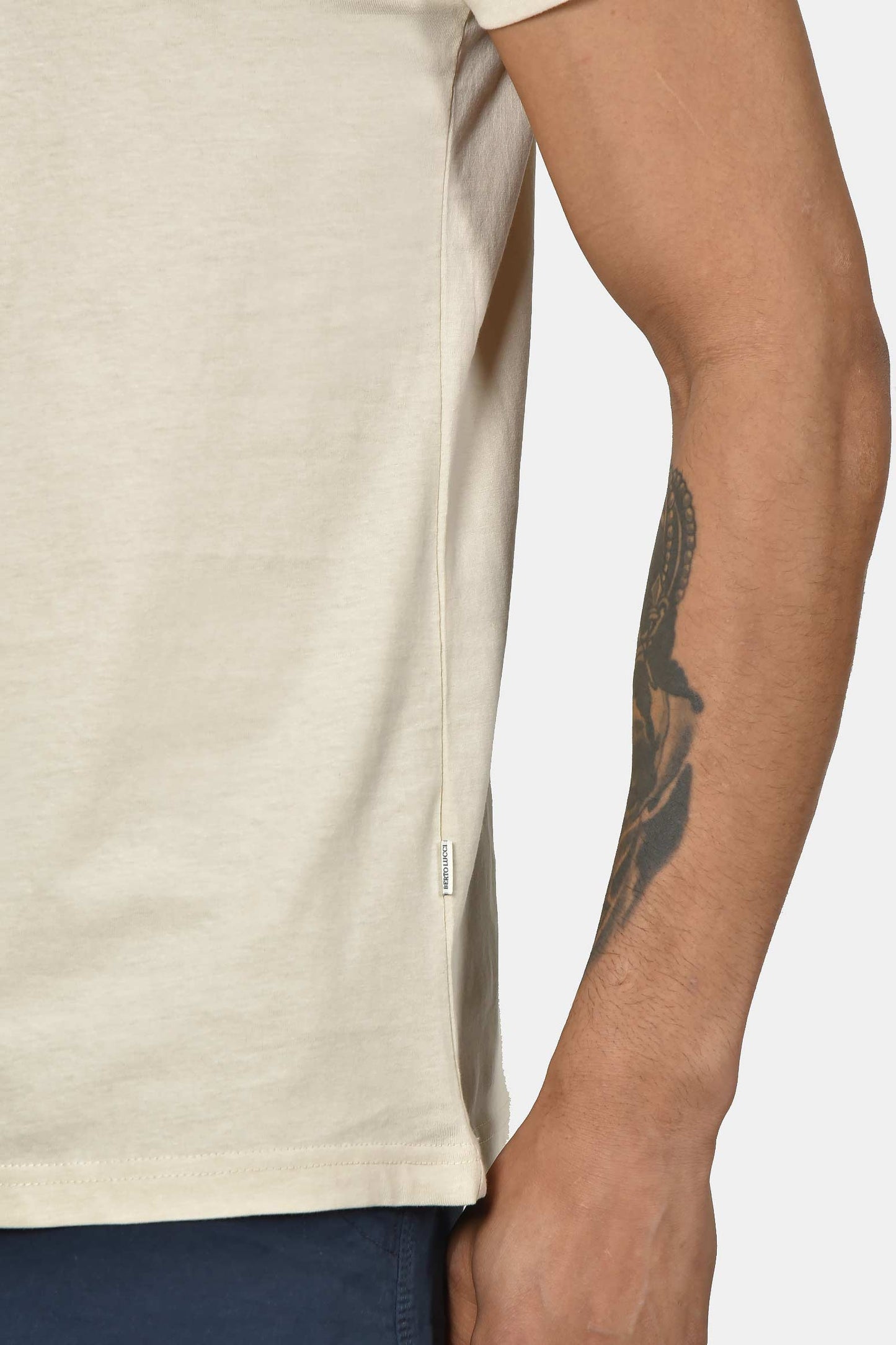 ανδρικό-t-shirt-normal-fit-από-100%-βαμβάκι-με-καθαρή-minimal-γραμμή