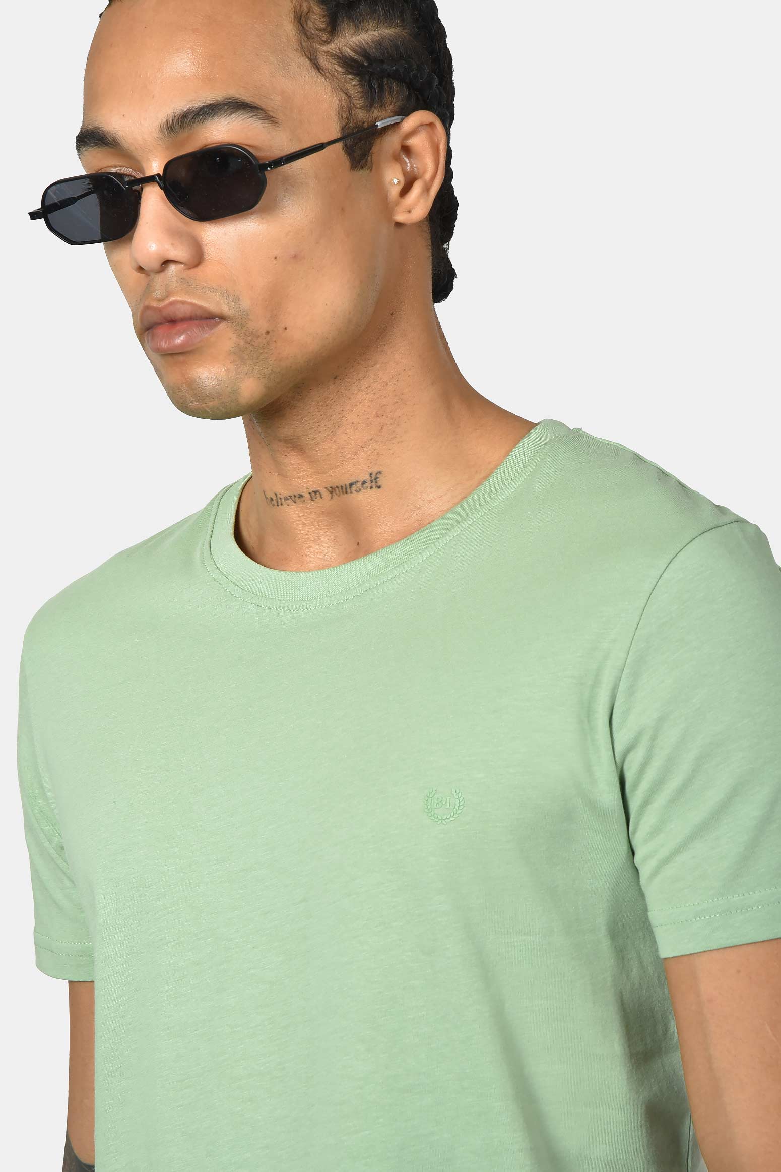 ανδρικό-t-shirt-normal-fit-από-100%-βαμβάκι-με-καθαρή-minimal-γραμμή