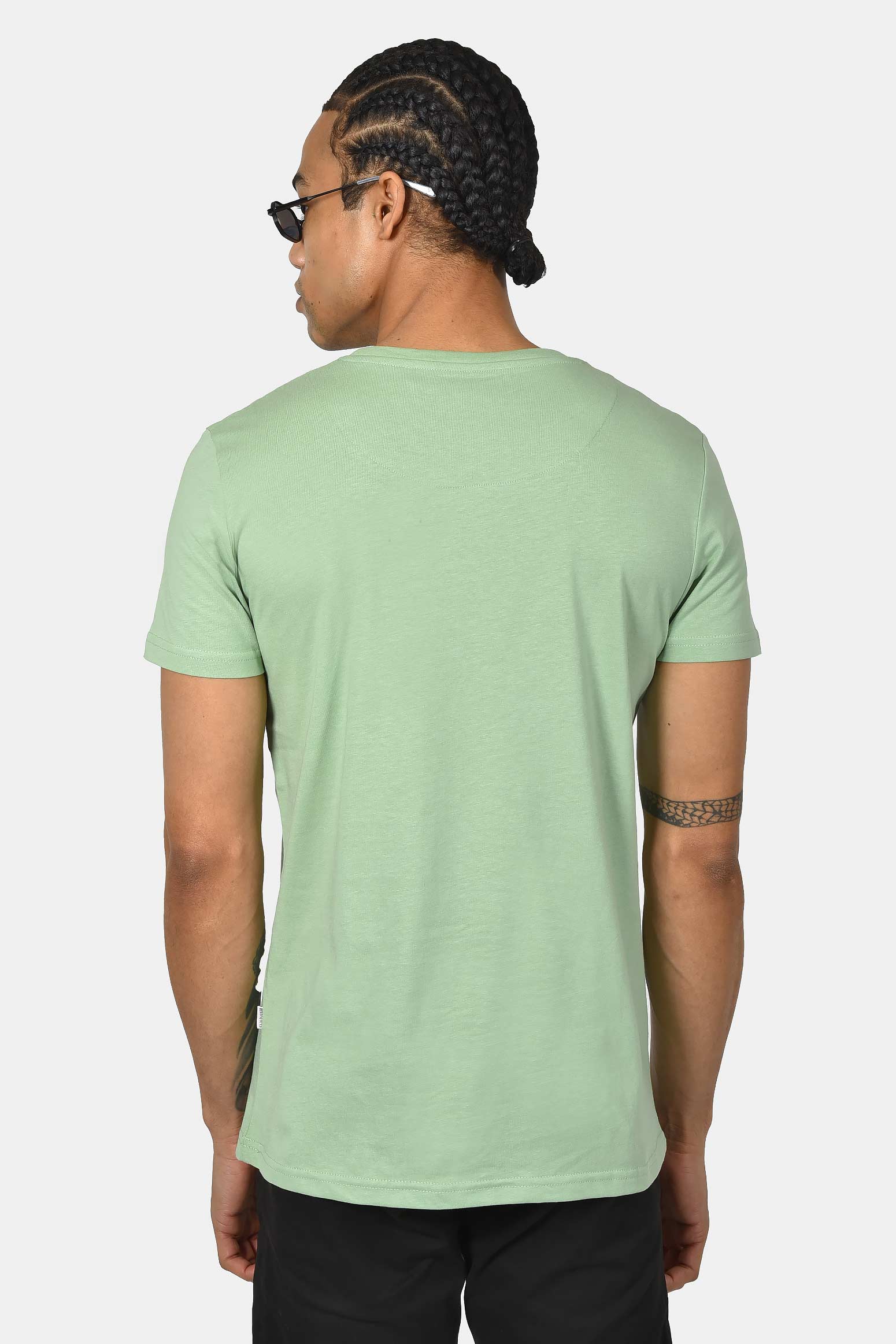 ανδρικό-t-shirt-normal-fit-από-100%-βαμβάκι-με-καθαρή-minimal-γραμμή