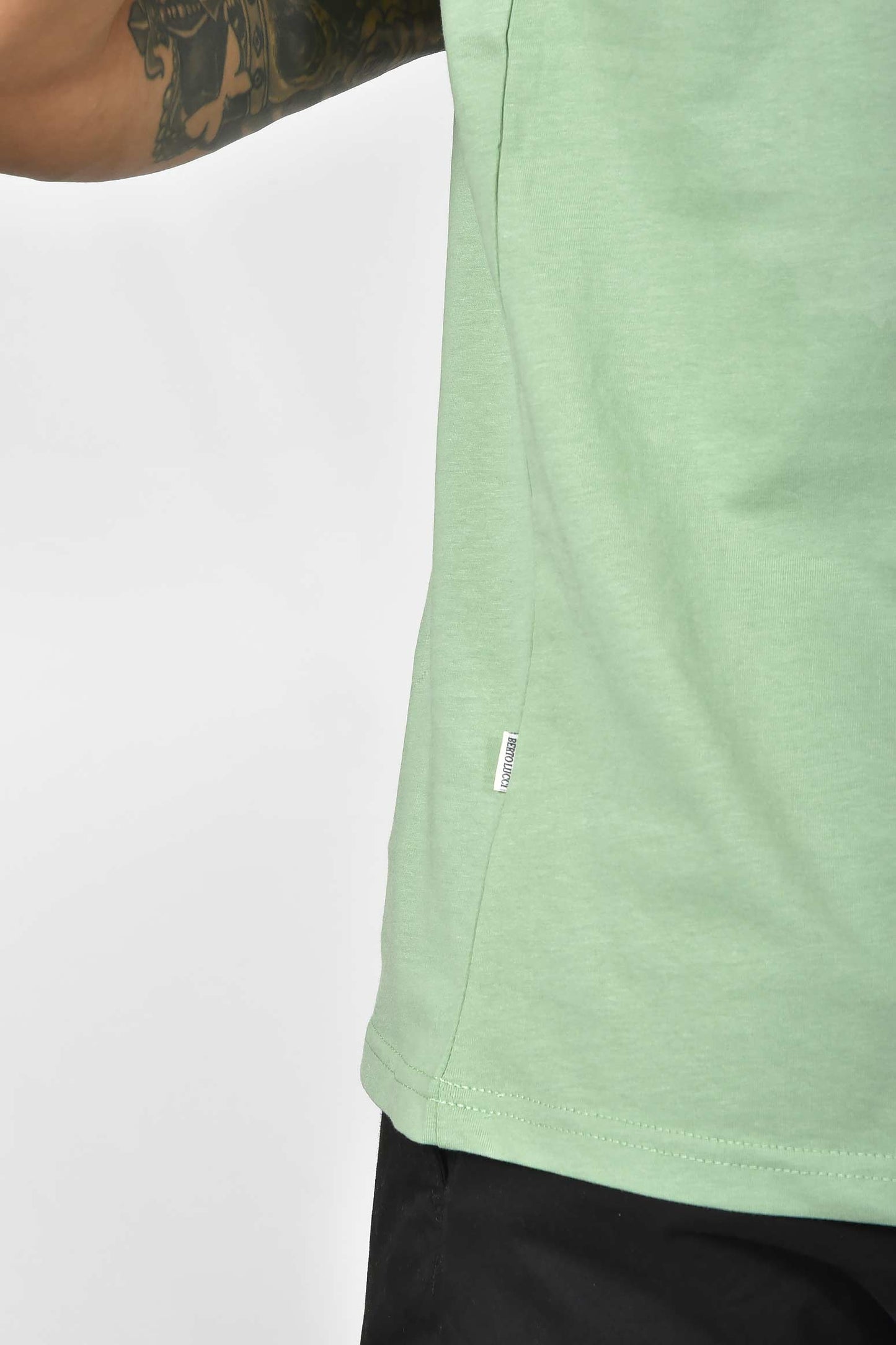 ανδρικό-t-shirt-normal-fit-από-100%-βαμβάκι-με-καθαρή-minimal-γραμμή
