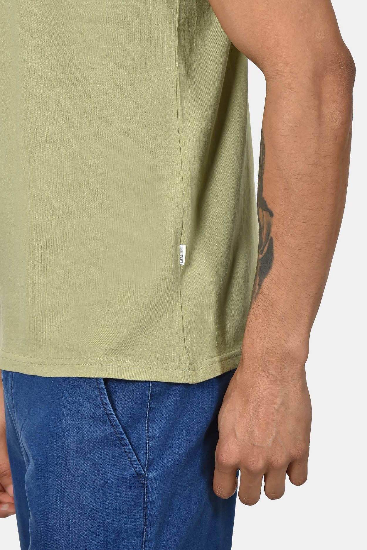 ανδρικό-t-shirt-normal-fit-από-100%-βαμβάκι-με-καθαρή-minimal-γραμμή