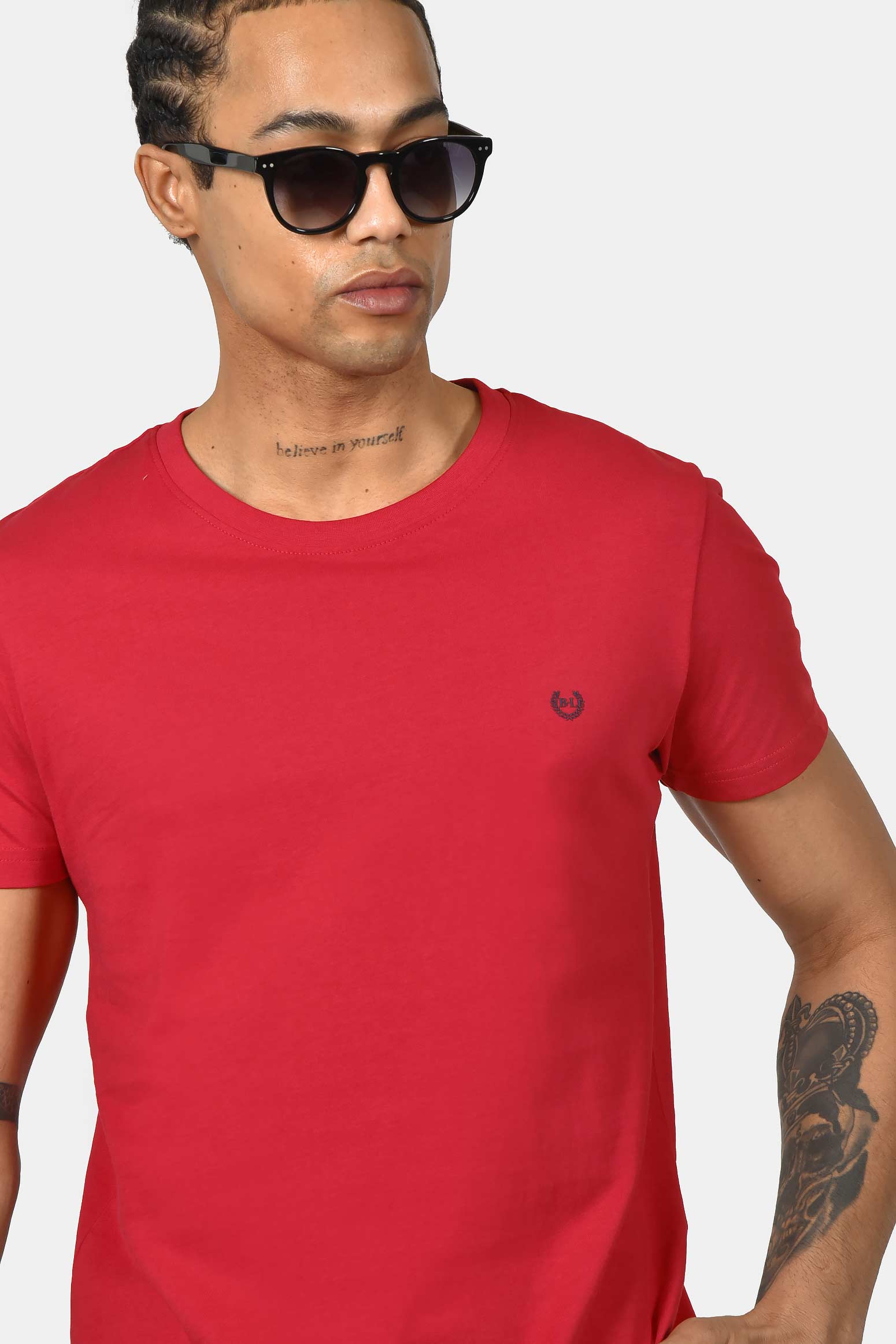 ανδρικό-t-shirt-normal-fit-από-100%-βαμβάκι-με-καθαρή-minimal-γραμμή
